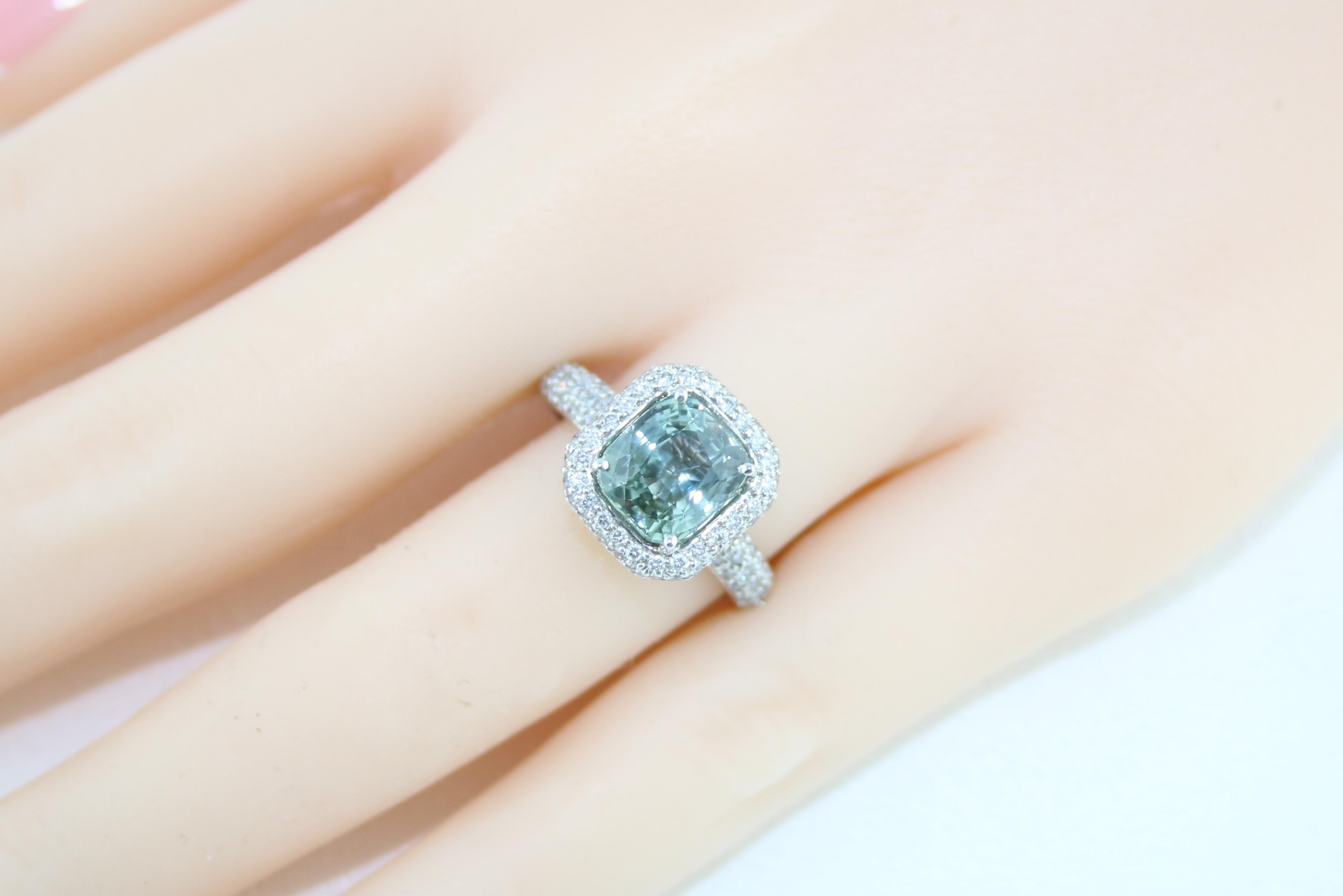 Anello in oro con zaffiro verde e pavé di diamanti certificato AGL No Heat da 3,34 carati in vendita 2