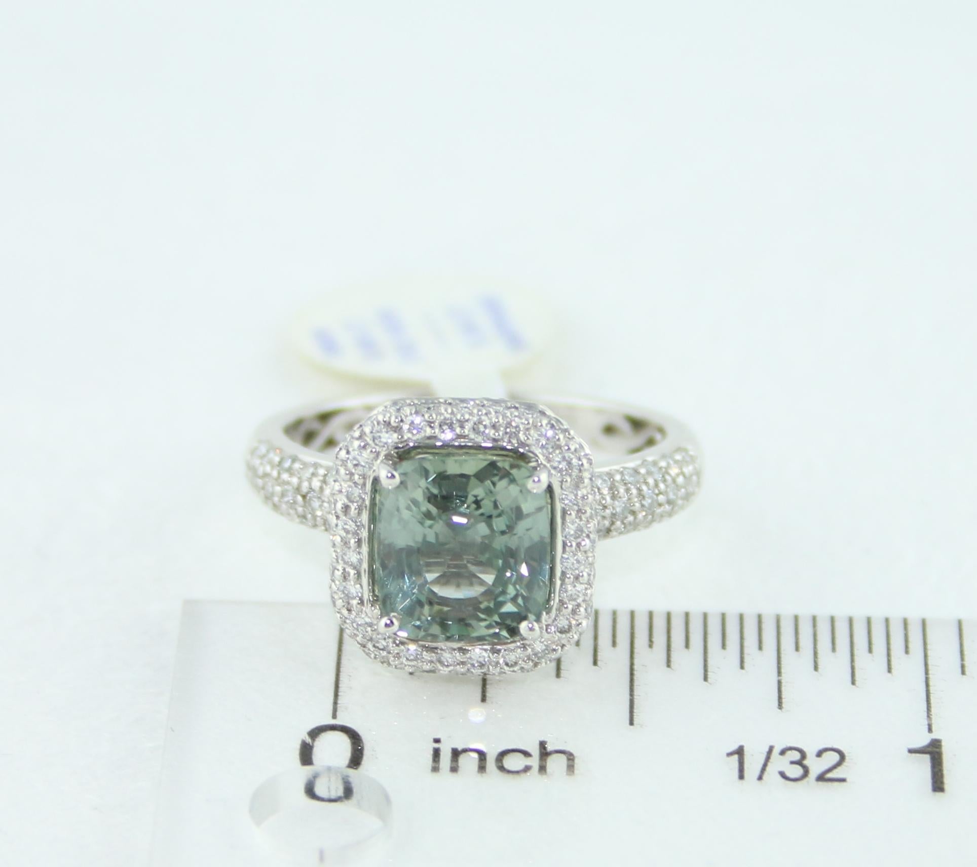 Anello in oro con zaffiro verde e pavé di diamanti certificato AGL No Heat da 3,34 carati in vendita 3