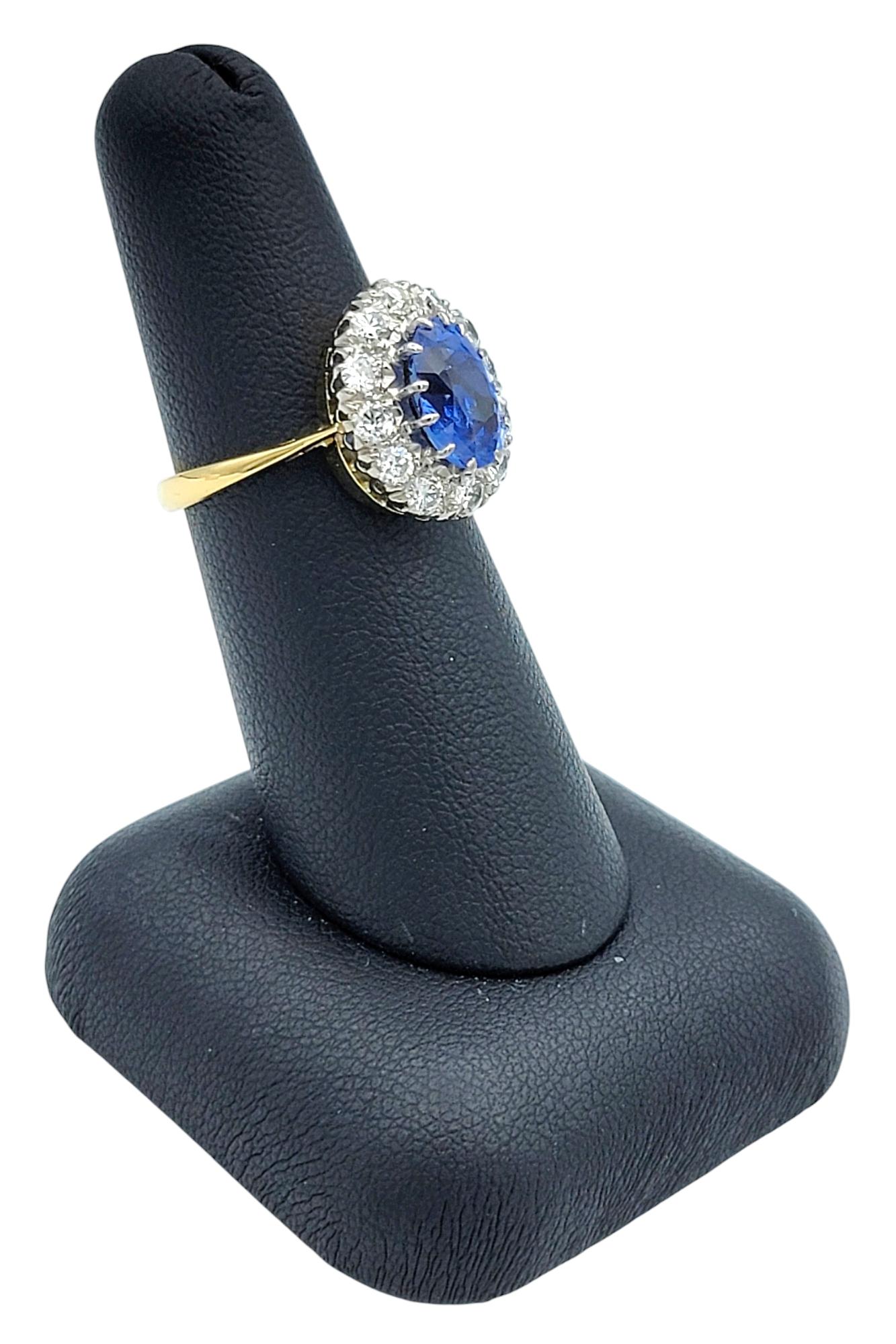 Anillo Halo de Zafiro de Ceilán y Diamante Certificado AGL Sin Calor, Platino y Oro de 18K en venta 4