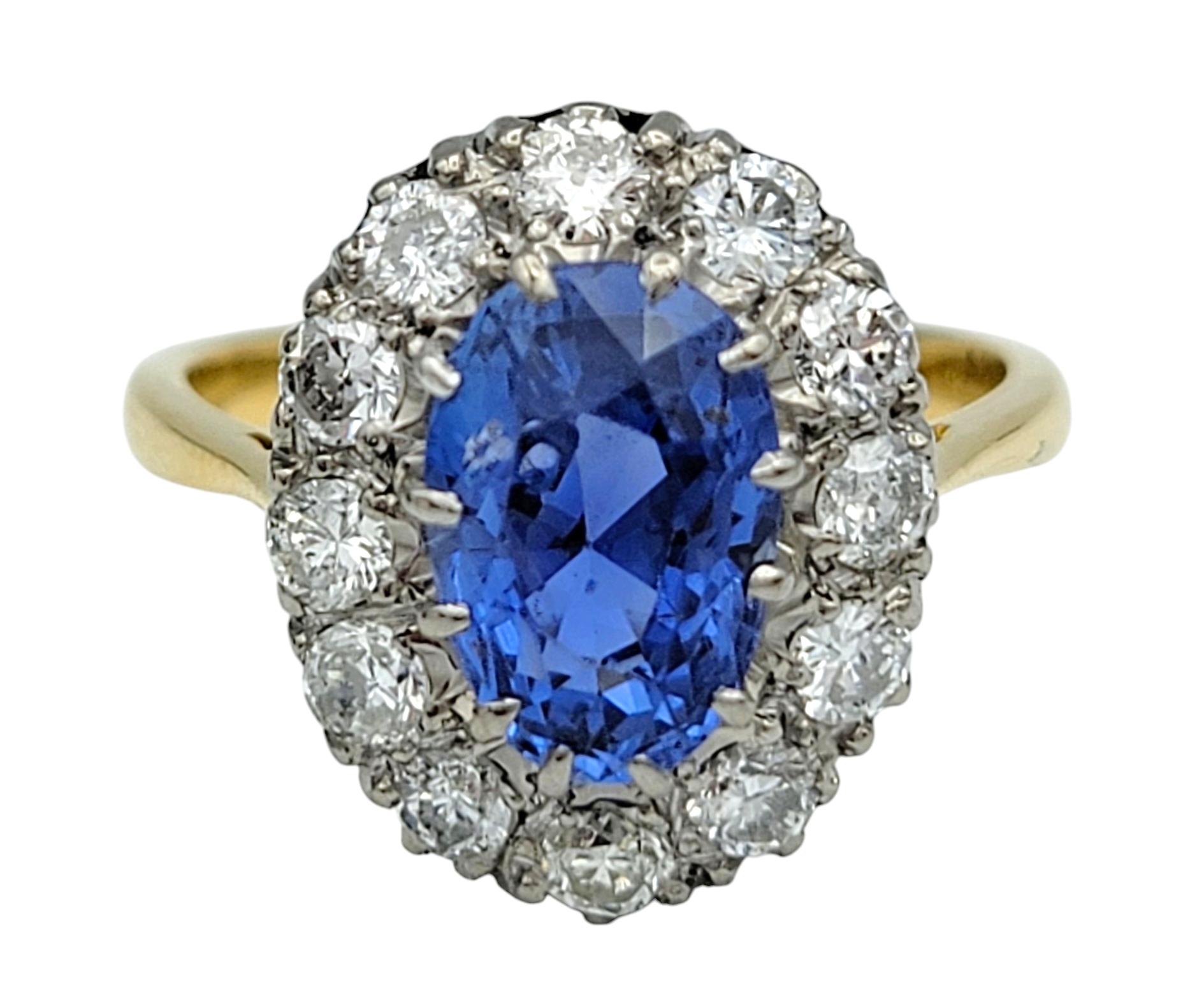 Tamaño del anillo: 6,75 

Sumérgete en una elegancia sin igual con este exquisito anillo con halo de zafiro de Ceilán y diamantes. En su corazón yace un zafiro impresionante, procedente de las afamadas minas de Sri Lanka, conocidas por producir
