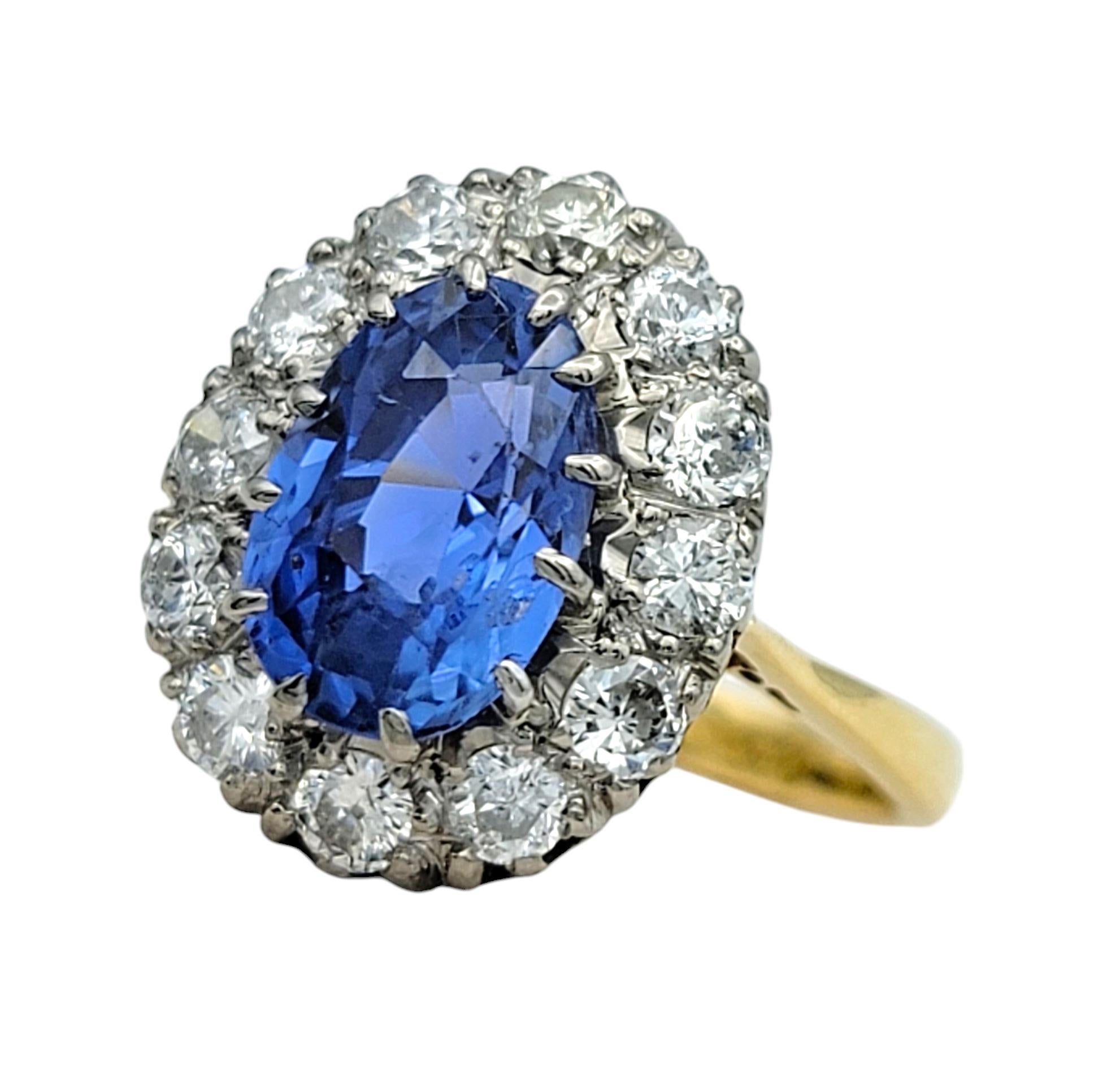 Anillo Halo de Zafiro de Ceilán y Diamante Certificado AGL Sin Calor, Platino y Oro de 18K Corte oval en venta