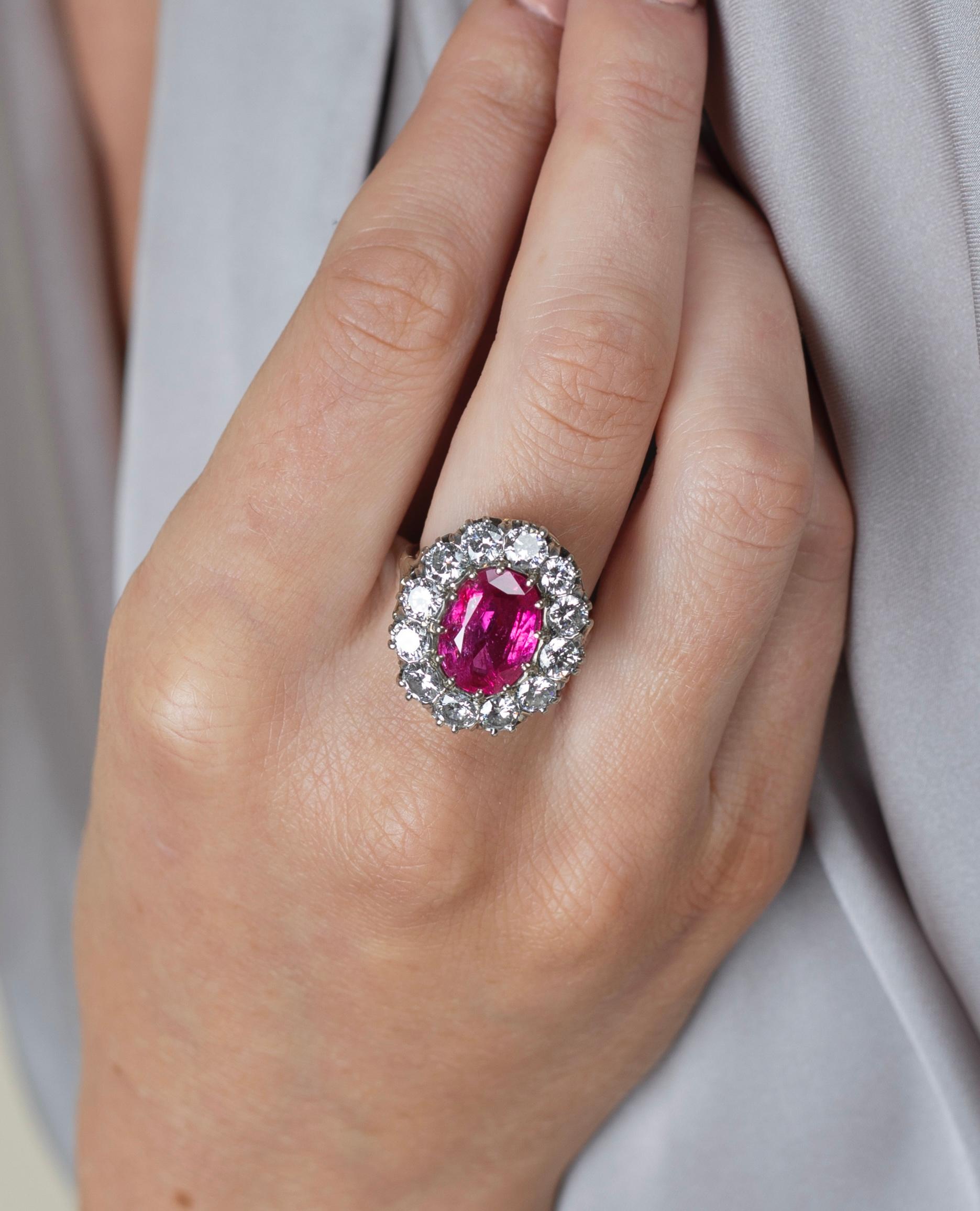 Taglio ovale AGL Certified No Heat Oval Cut Burma Ruby and Round Diamond Ring in vendita