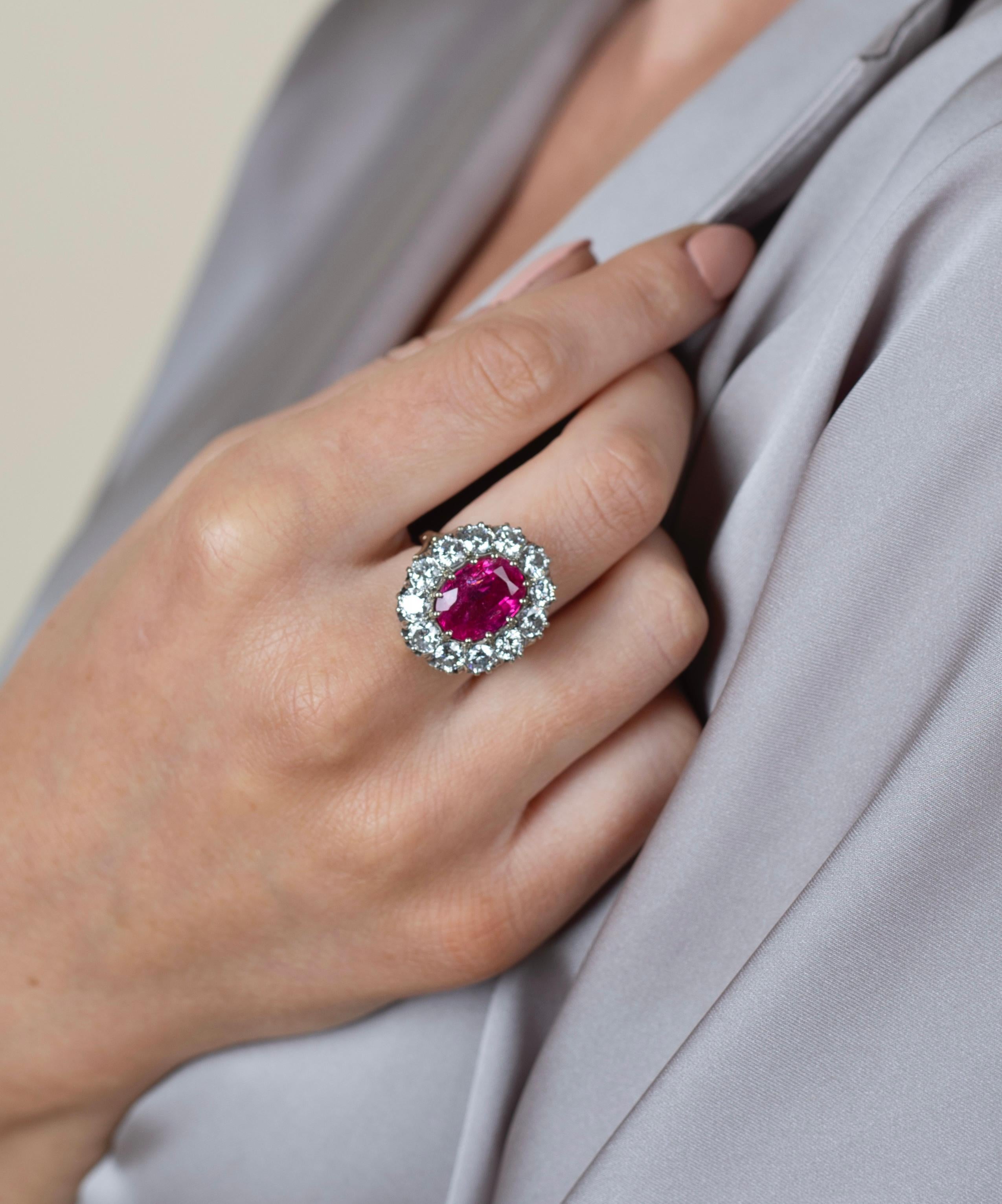 AGL Certified No Heat Oval Cut Burma Ruby and Round Diamond Ring In condizioni buone in vendita a Miami, FL