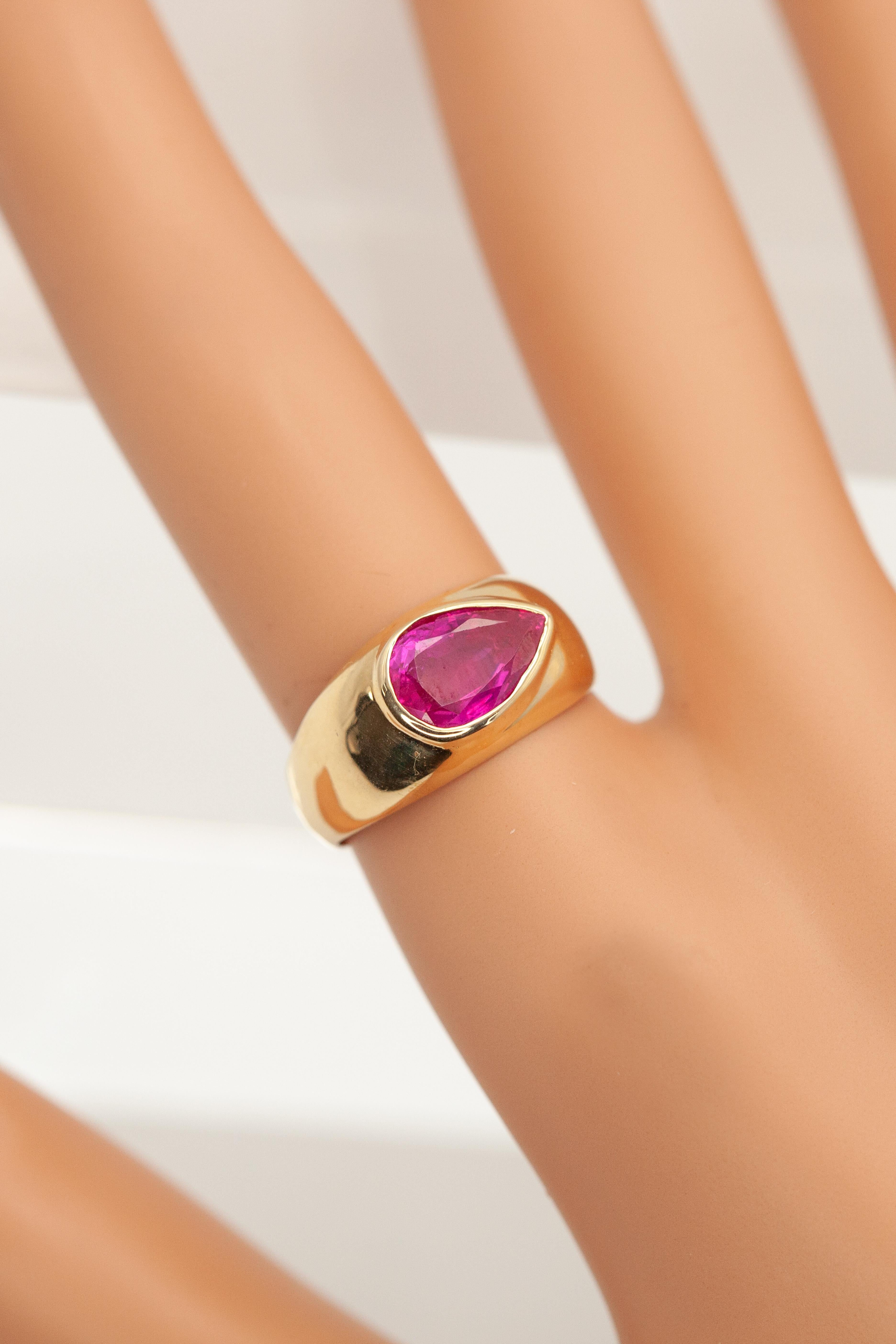 Cette bague remarquable est ornée d'un rubis birman naturel non chauffé pesant 1,85 carat, certifié par l'American Gemological Laboratories (AGL). Le rubis est taillé en forme de poire et présente une teinte rose-rouge éclatante.

Taille de la bague