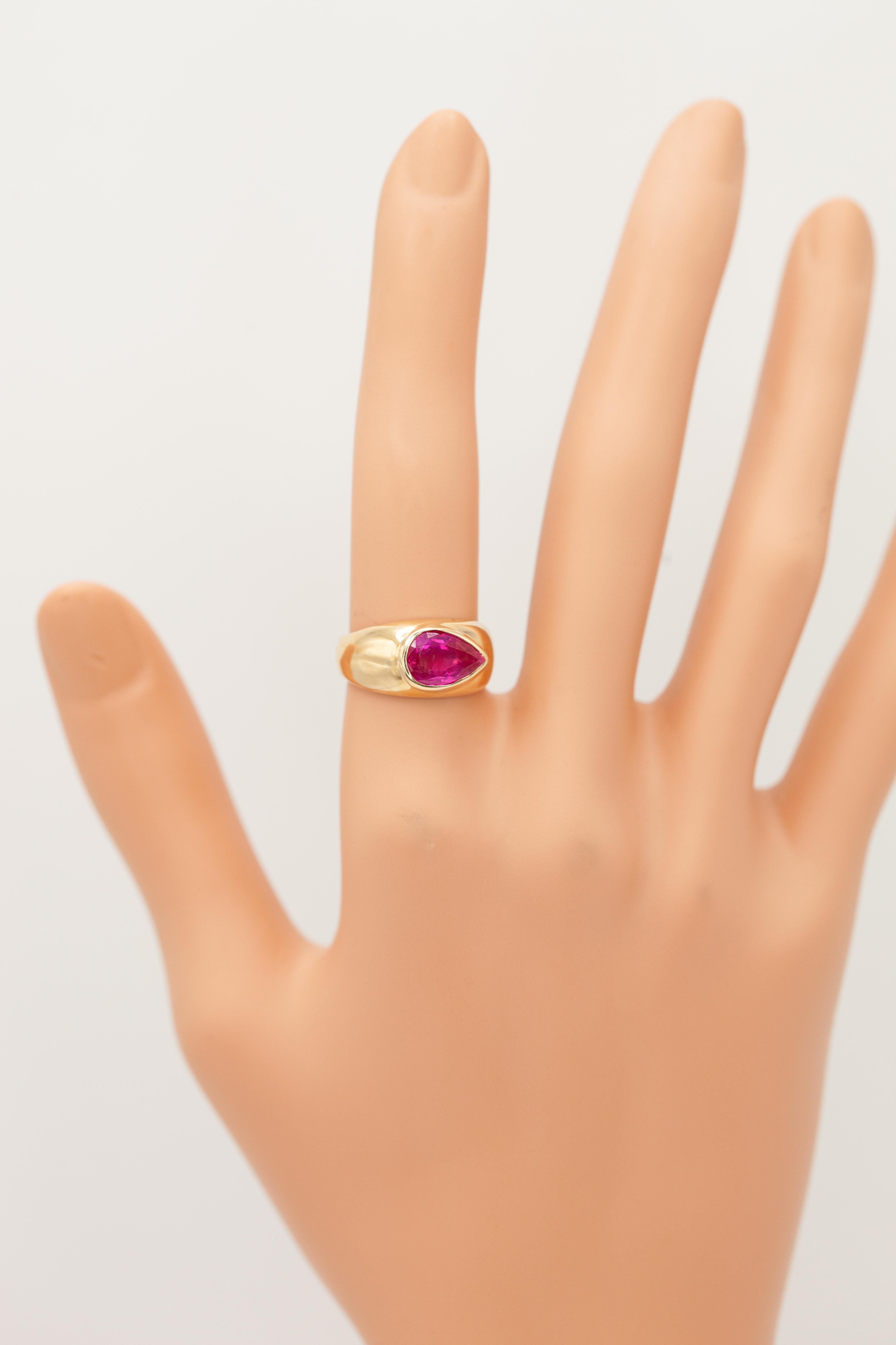 Moderne AGL Certified NO HEATED BURMESE Natural Ruby Ring in 18K Yellow Gold (Bague en or jaune certifiée sans chauffage) en vente