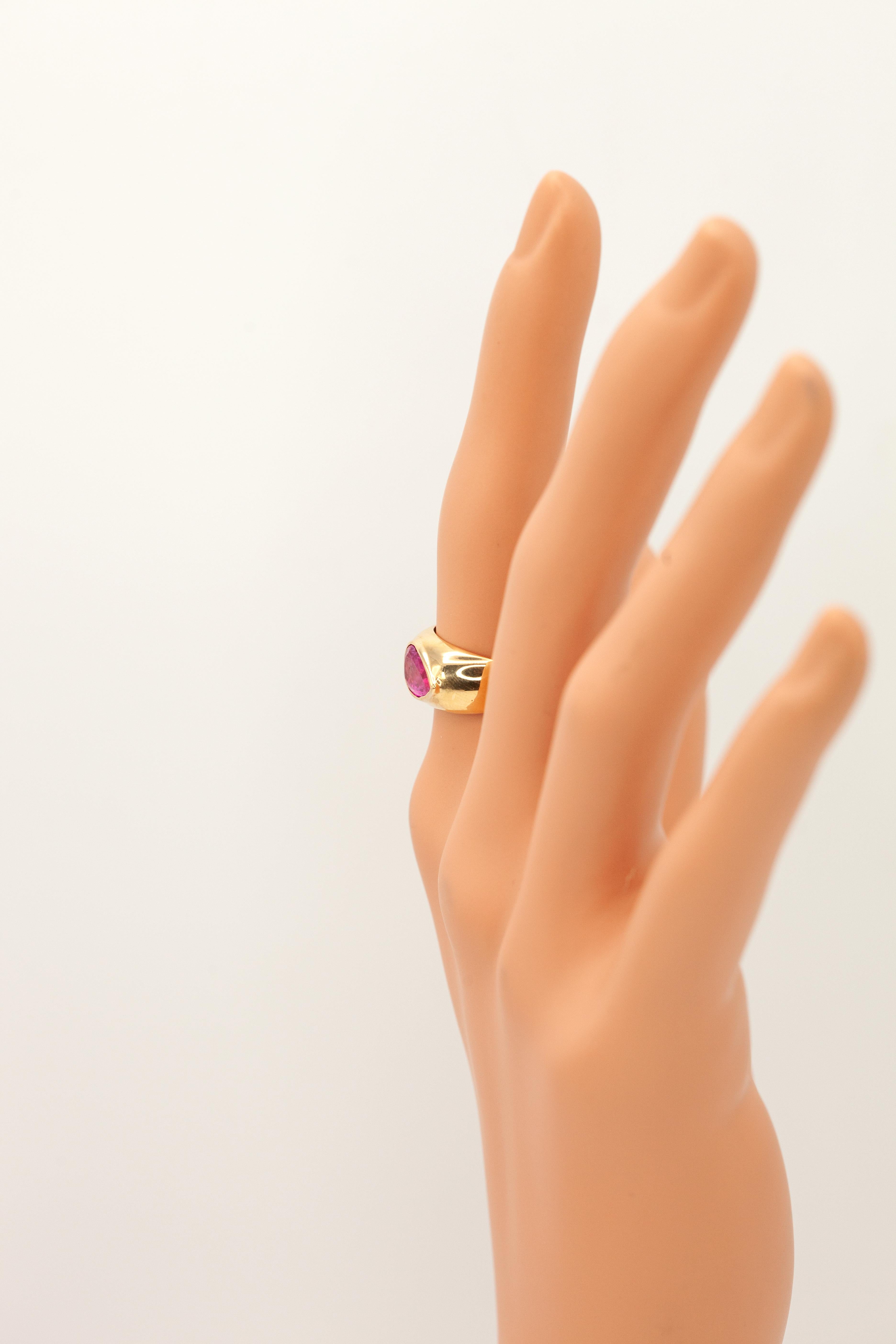 Taille poire AGL Certified NO HEATED BURMESE Natural Ruby Ring in 18K Yellow Gold (Bague en or jaune certifiée sans chauffage) en vente