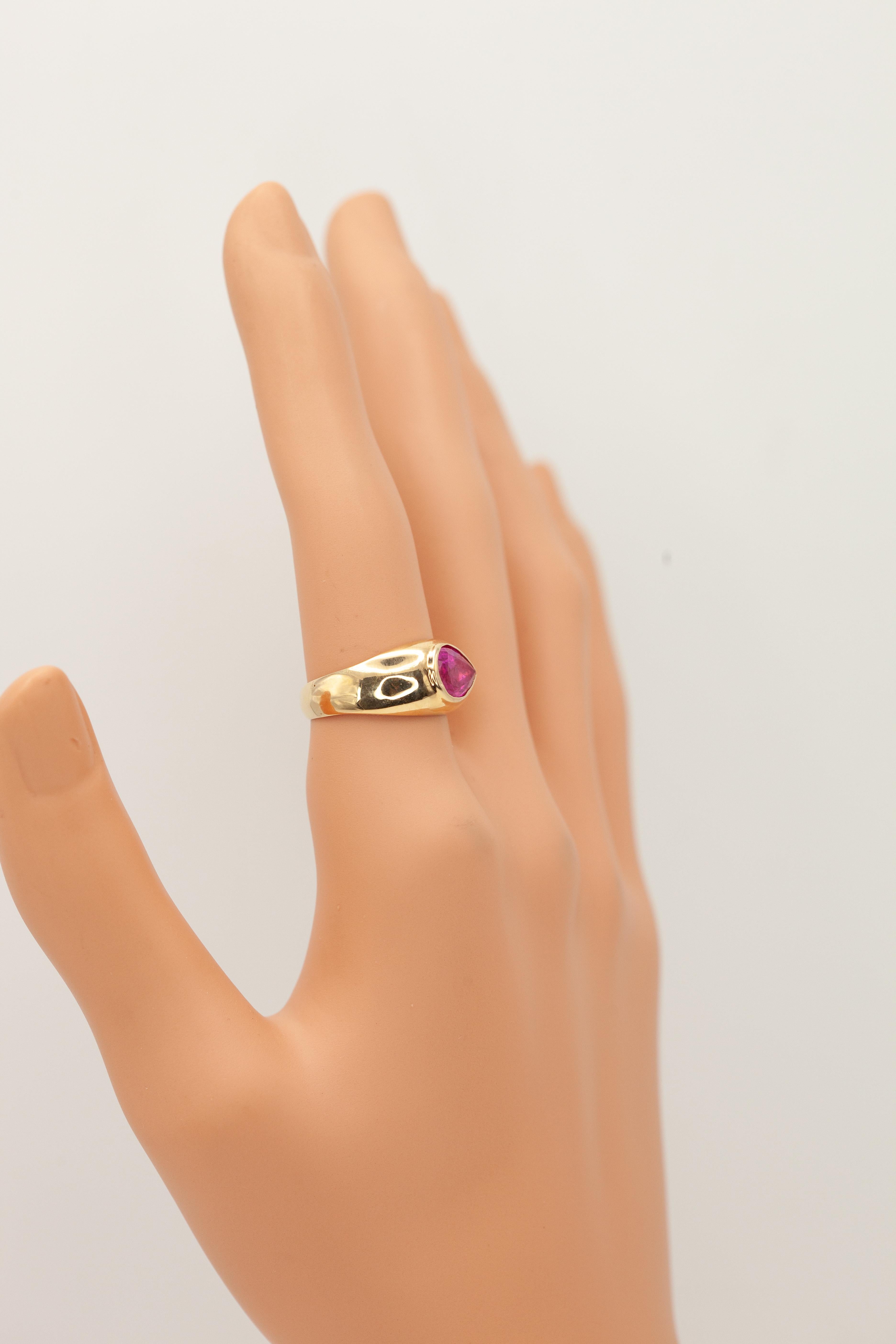 AGL Certified NO HEATED BURMESE Natural Ruby Ring in 18K Yellow Gold (Bague en or jaune certifiée sans chauffage) Excellent état - En vente à New York, NY