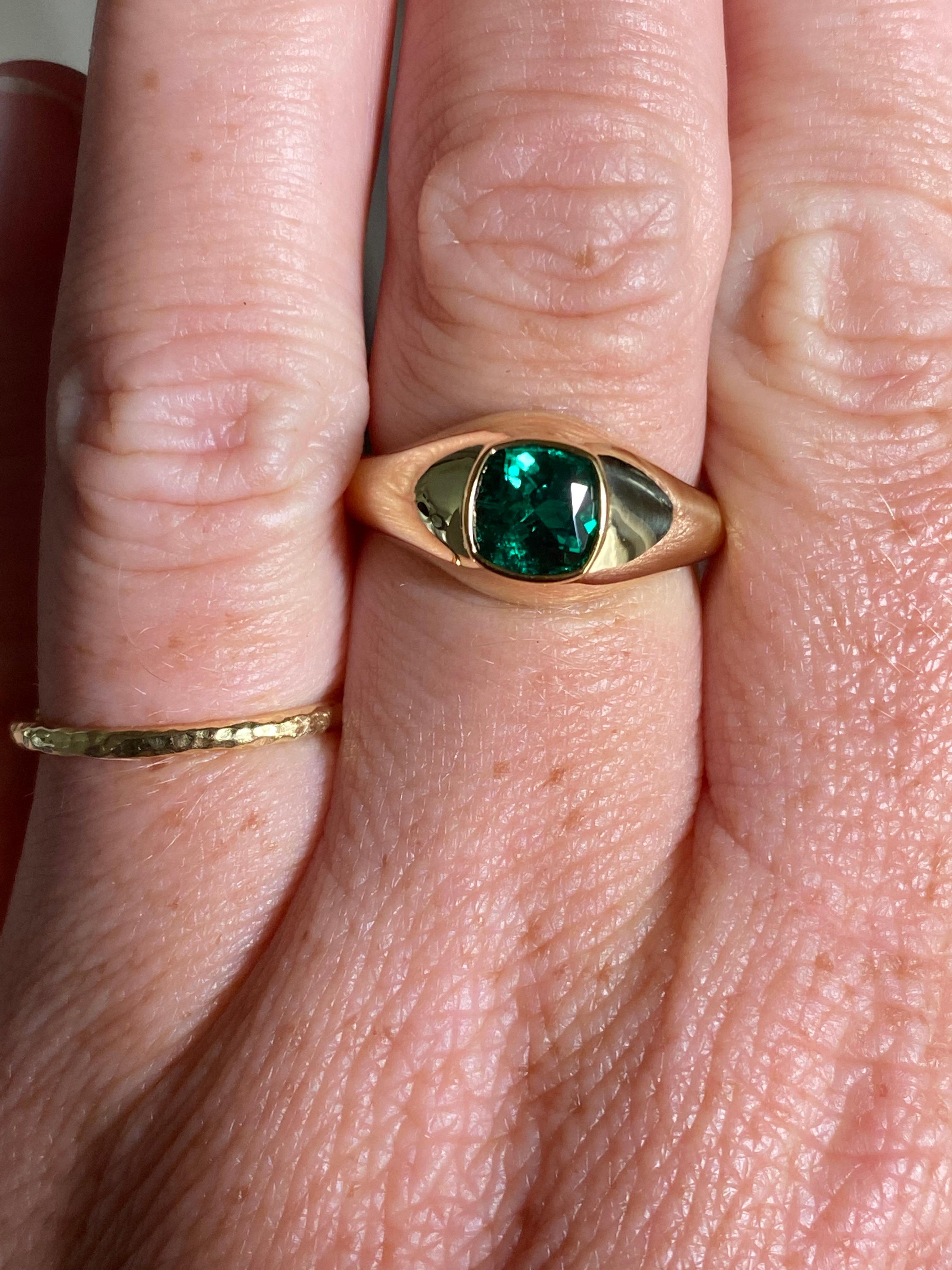 emerald gold signet ring