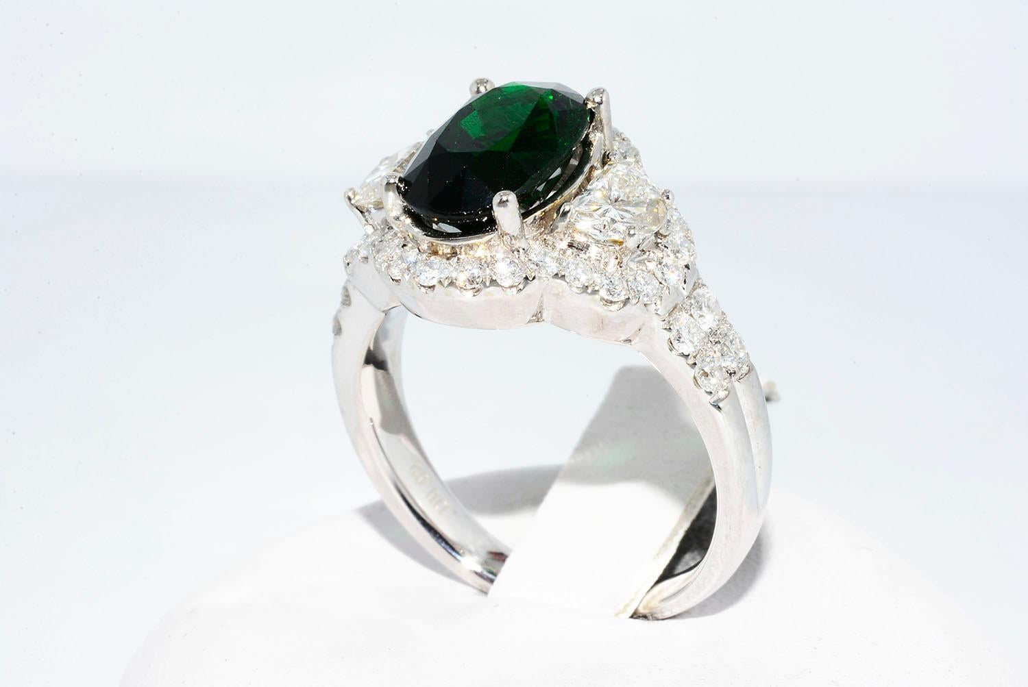 Agl Certified Oval Tsavorite Garnet and Diamond Ring 18 Karat White Gold In New Condition For Sale In New York, NY