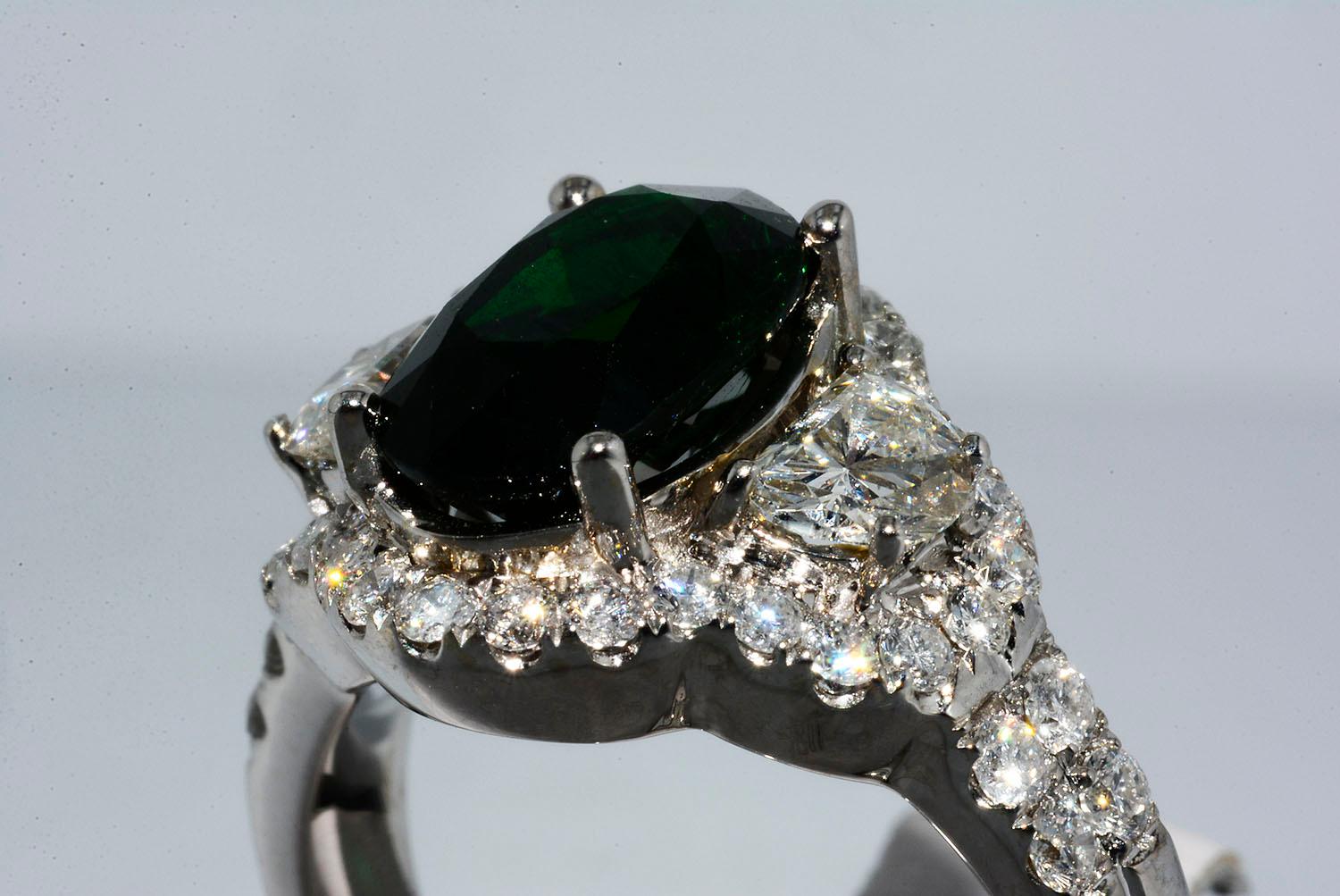 Women's Agl Certified Oval Tsavorite Garnet and Diamond Ring 18 Karat White Gold For Sale