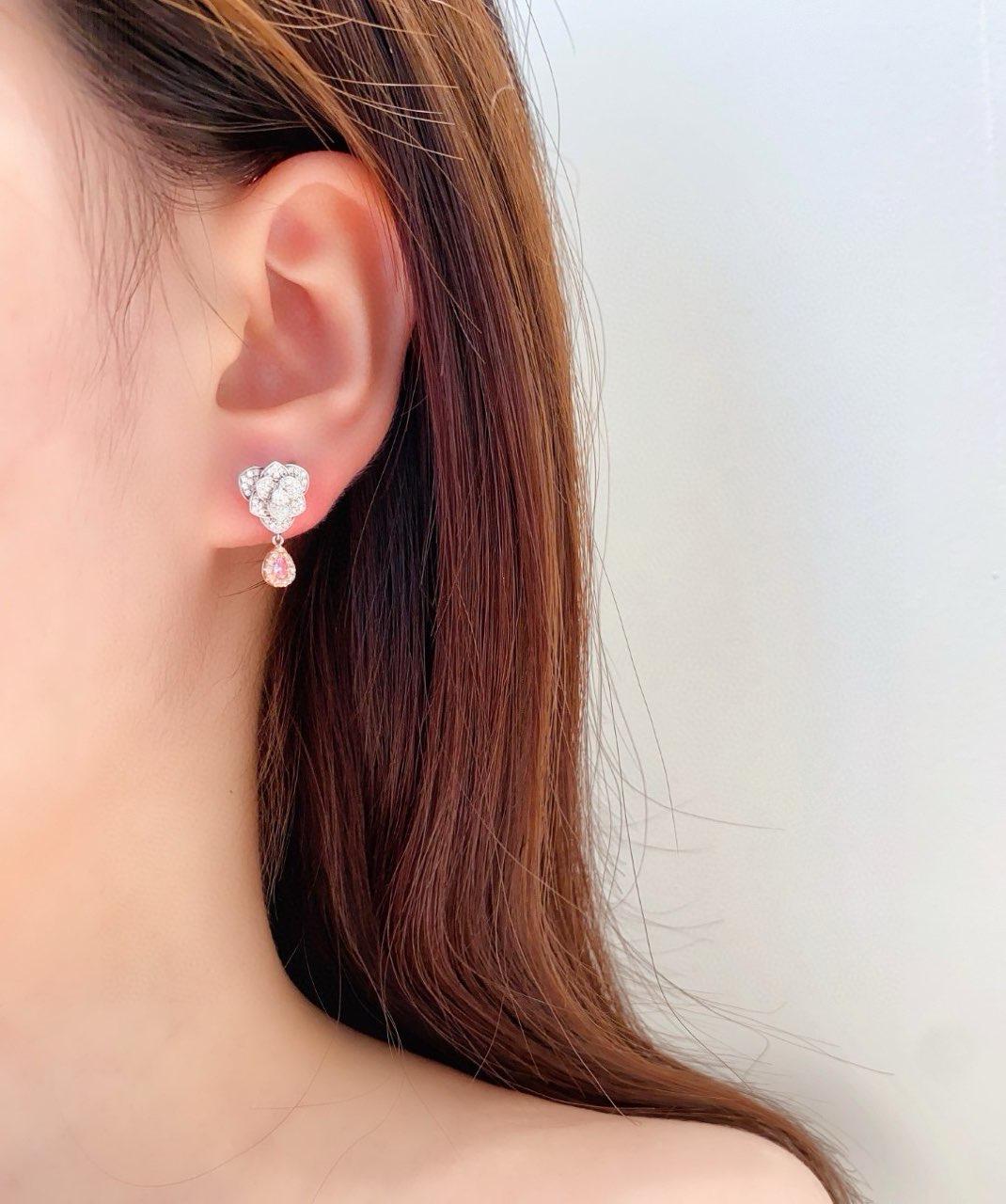 AGL Certified Pink Diamond & Diamond Flower 18K White Gold Earrings

2 Pink Diamonds - 0.12 CT
Diamonds - 0.54 CT
Total Weight - 3.86 GM

