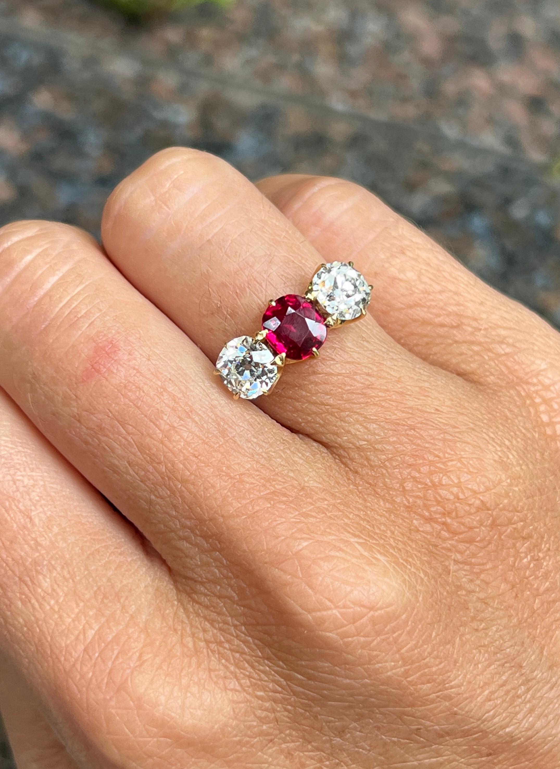 AGL-zertifizierter Diamantring mit Rubin und alter Mine

Ein Ring aus Gelbgold mit einem Rubin im Rundschliff in der Mitte, flankiert von zwei Diamanten im Altminenschliff.

Begleitet von einem AGL-Zertifikat, das besagt, dass der Rubin aus Thailand
