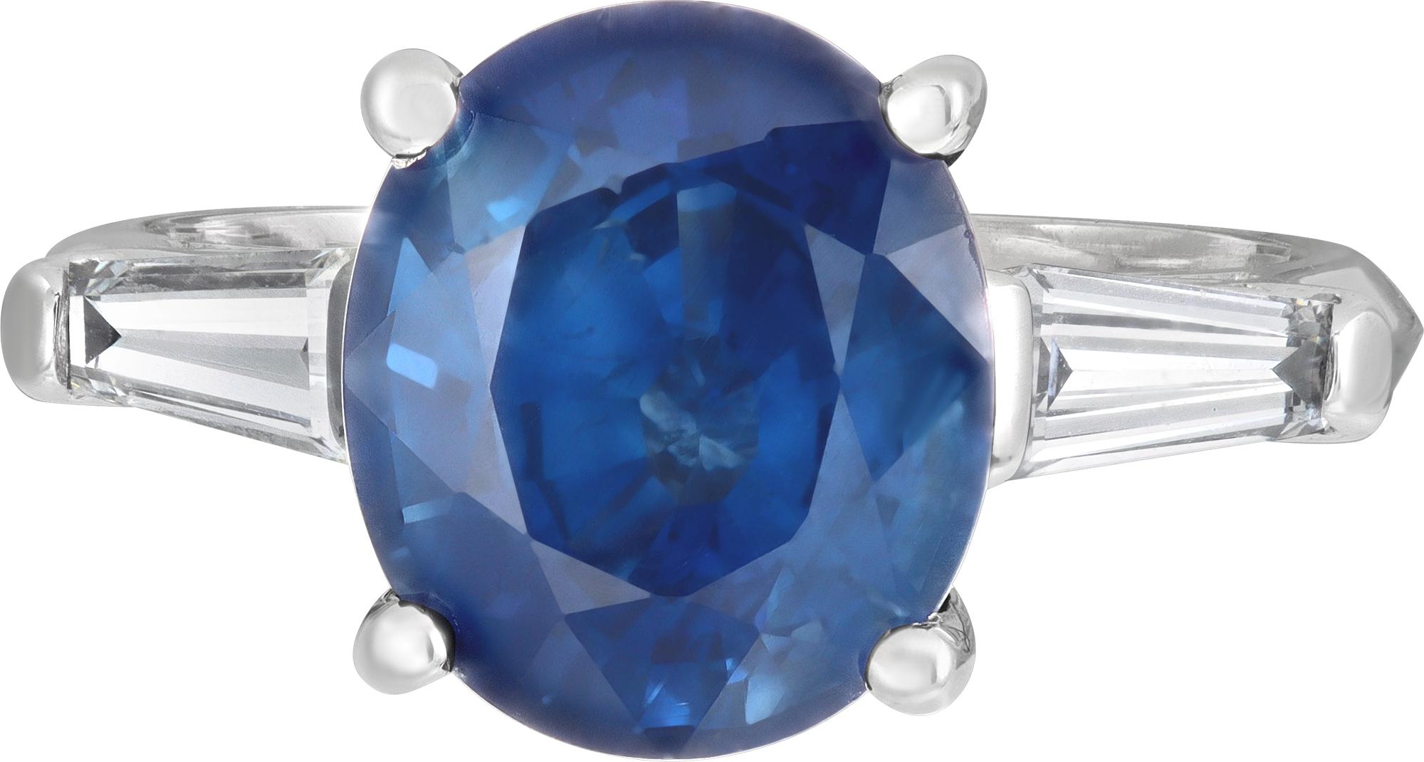 AGL-zertifizierter Saphir- und Diamantring aus Platin. 4,12 Karat ovaler blauer Saphir, erhitzt, mit ausgezeichneter Farbstabilität. Seitlich verjüngte Baguette-Diamanten von insgesamt 0,46 Karat (Farbe F, Reinheit VS). Ring Größe 5.

Dieser Saphir