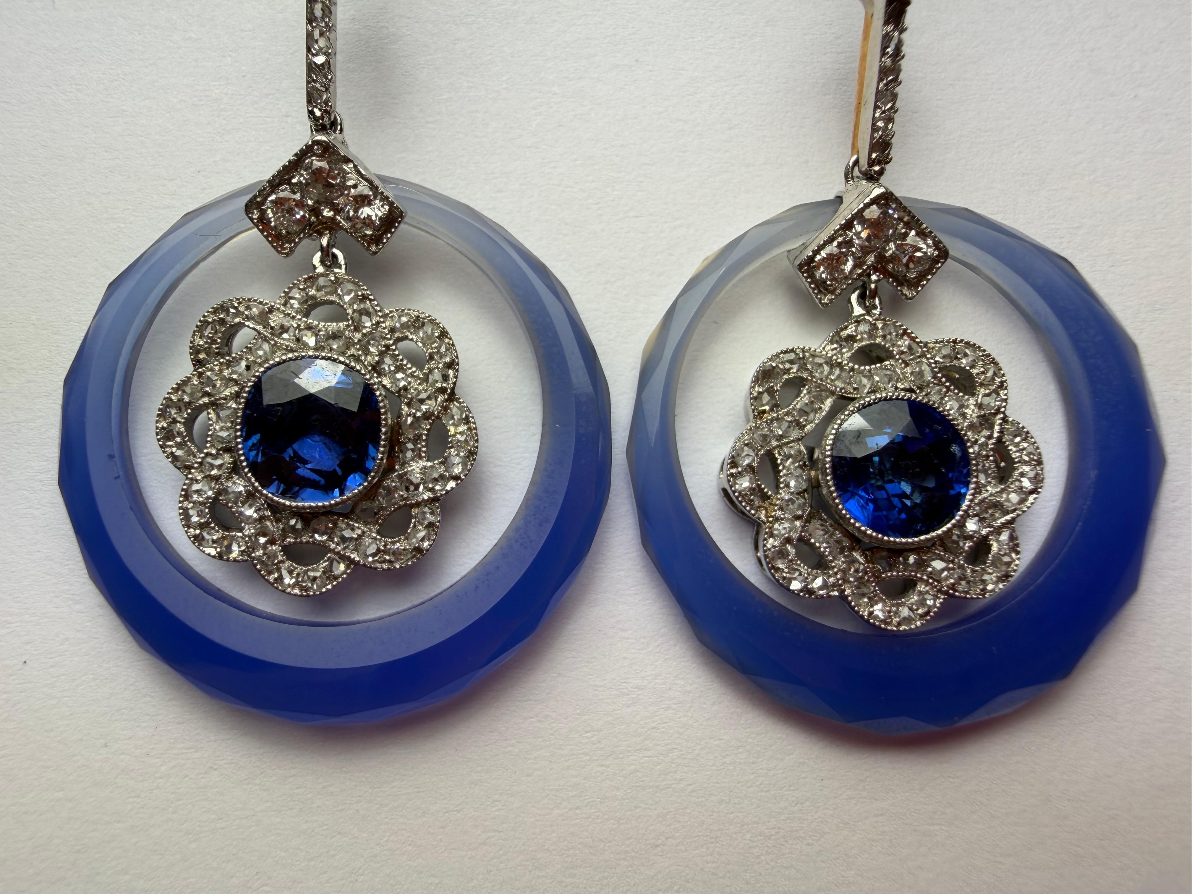 Art Déco Orecchini a goccia AGL con zaffiro blu birmano non riscaldato e diamanti in calcedonio in vendita