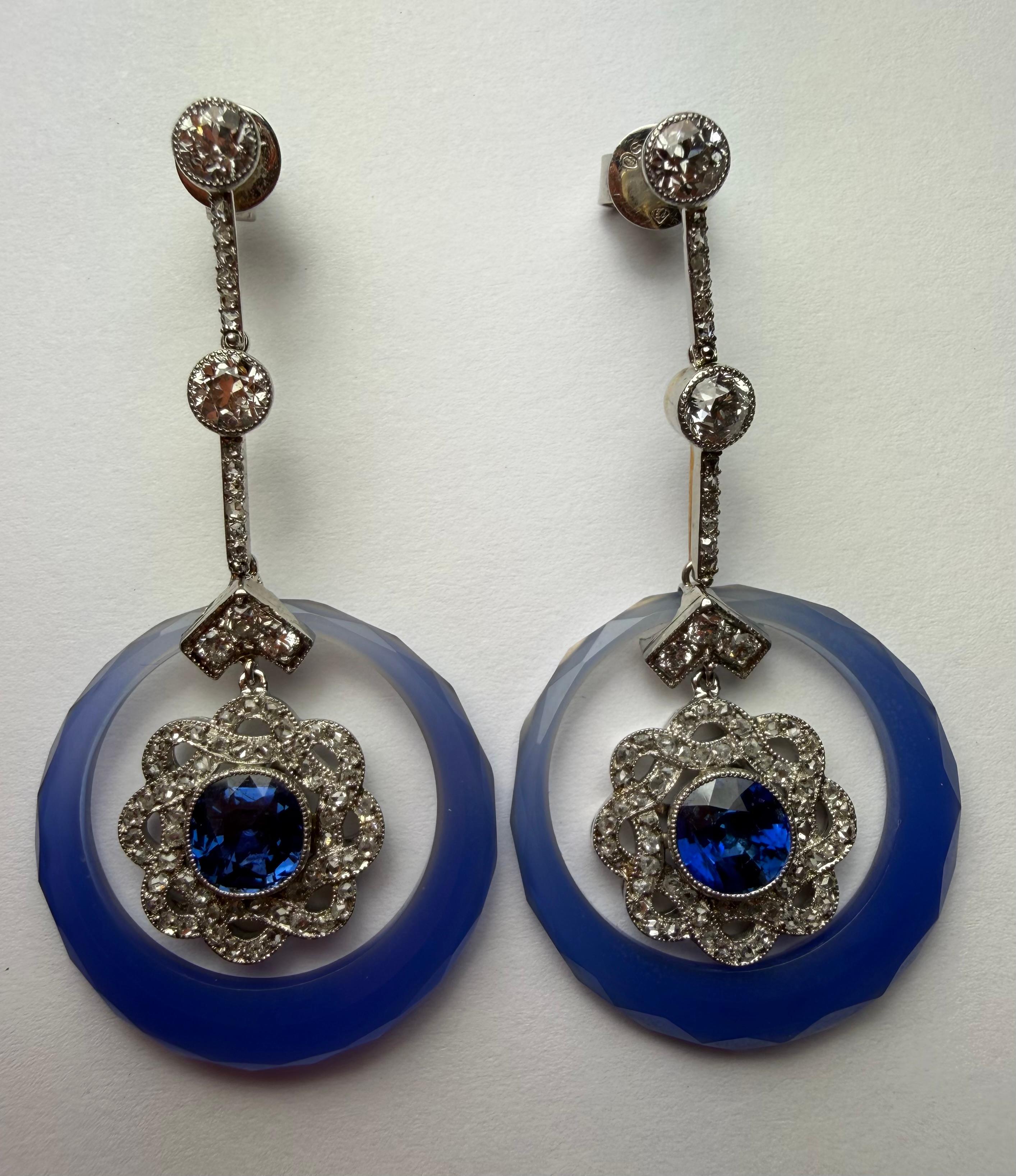 Donna Orecchini a goccia AGL con zaffiro blu birmano non riscaldato e diamanti in calcedonio in vendita
