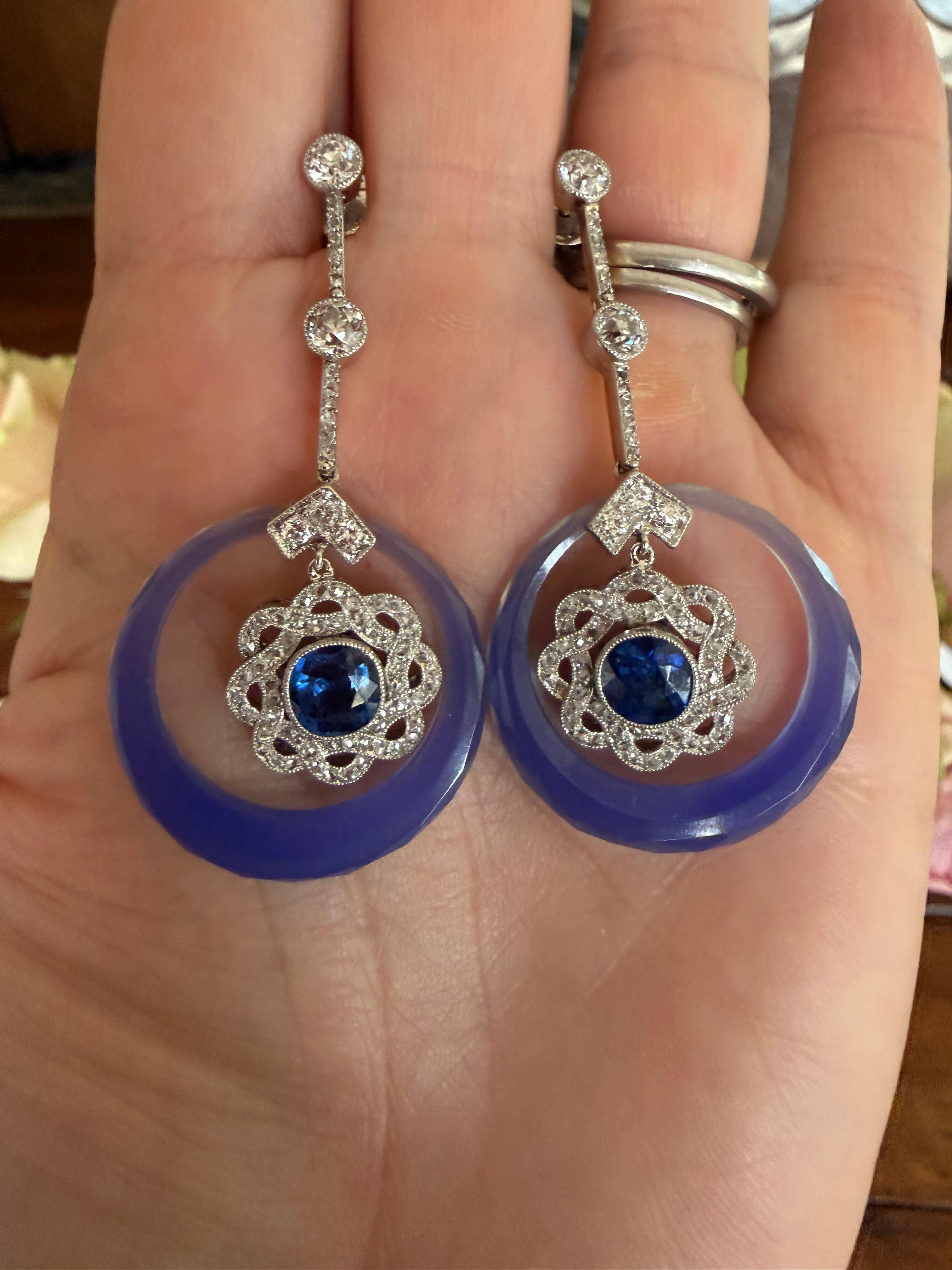 Orecchini a goccia AGL con zaffiro blu birmano non riscaldato e diamanti in calcedonio in vendita 1
