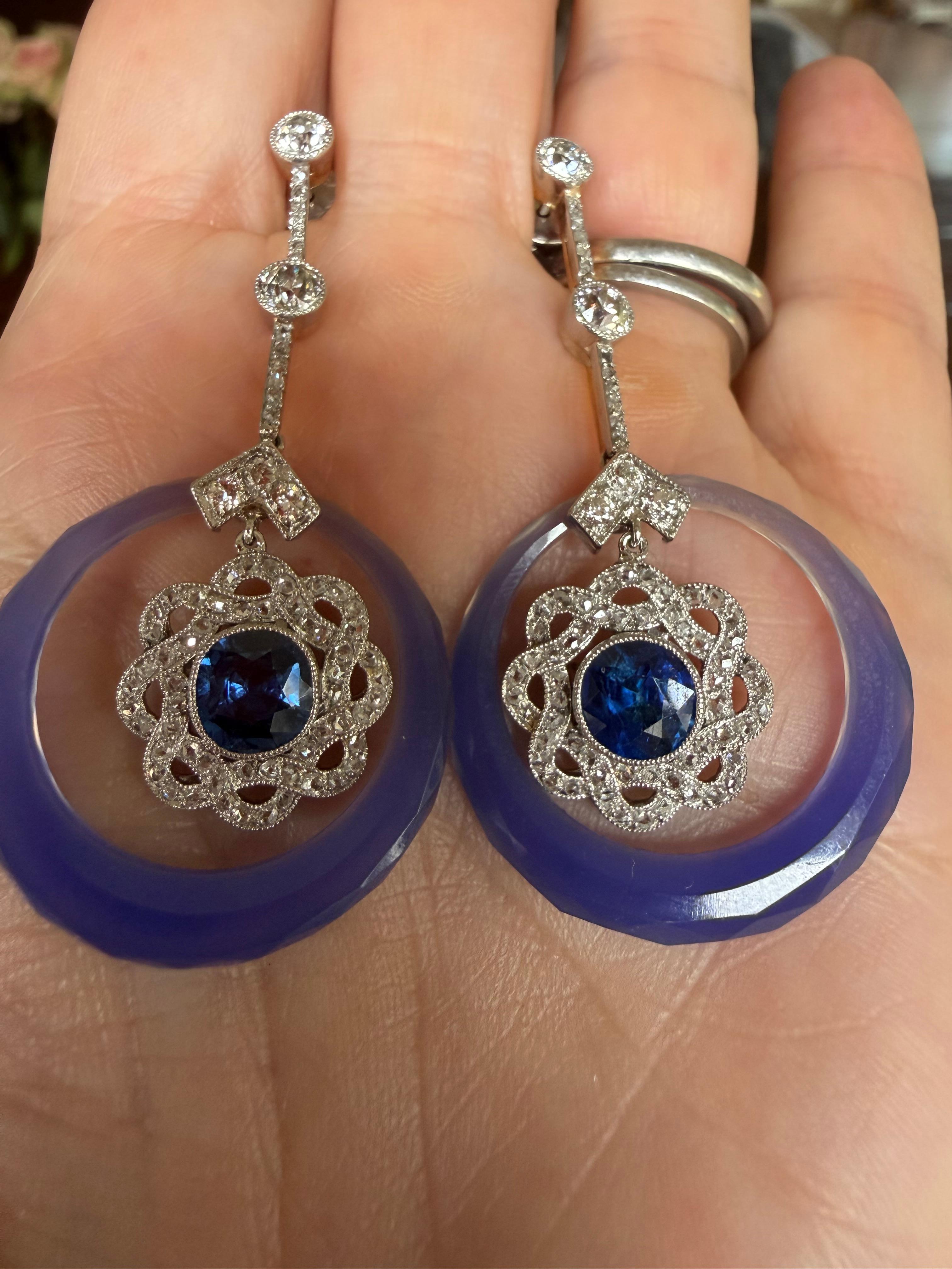 Orecchini a goccia AGL con zaffiro blu birmano non riscaldato e diamanti in calcedonio in vendita 2