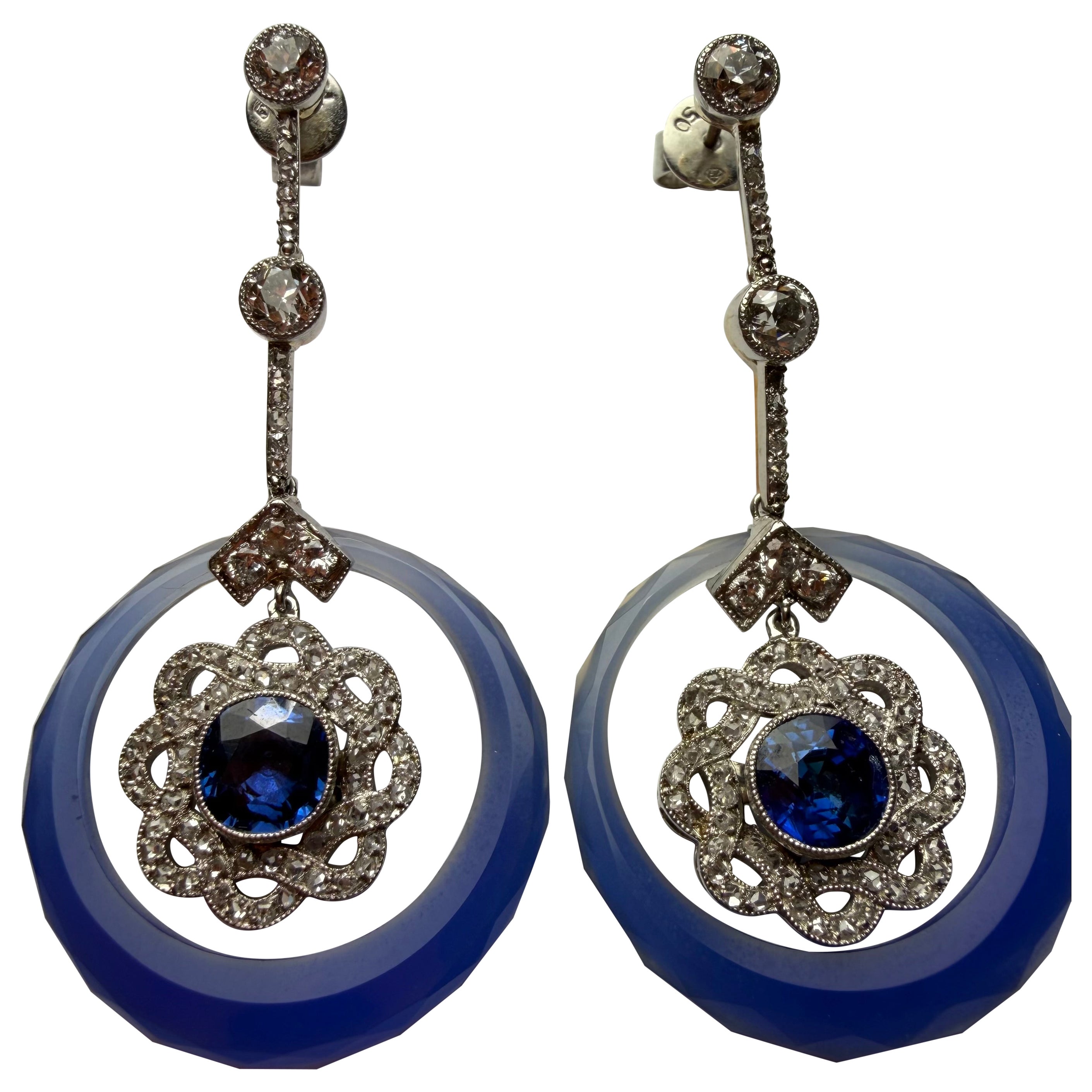 Orecchini a goccia AGL con zaffiro blu birmano non riscaldato e diamanti in calcedonio in vendita