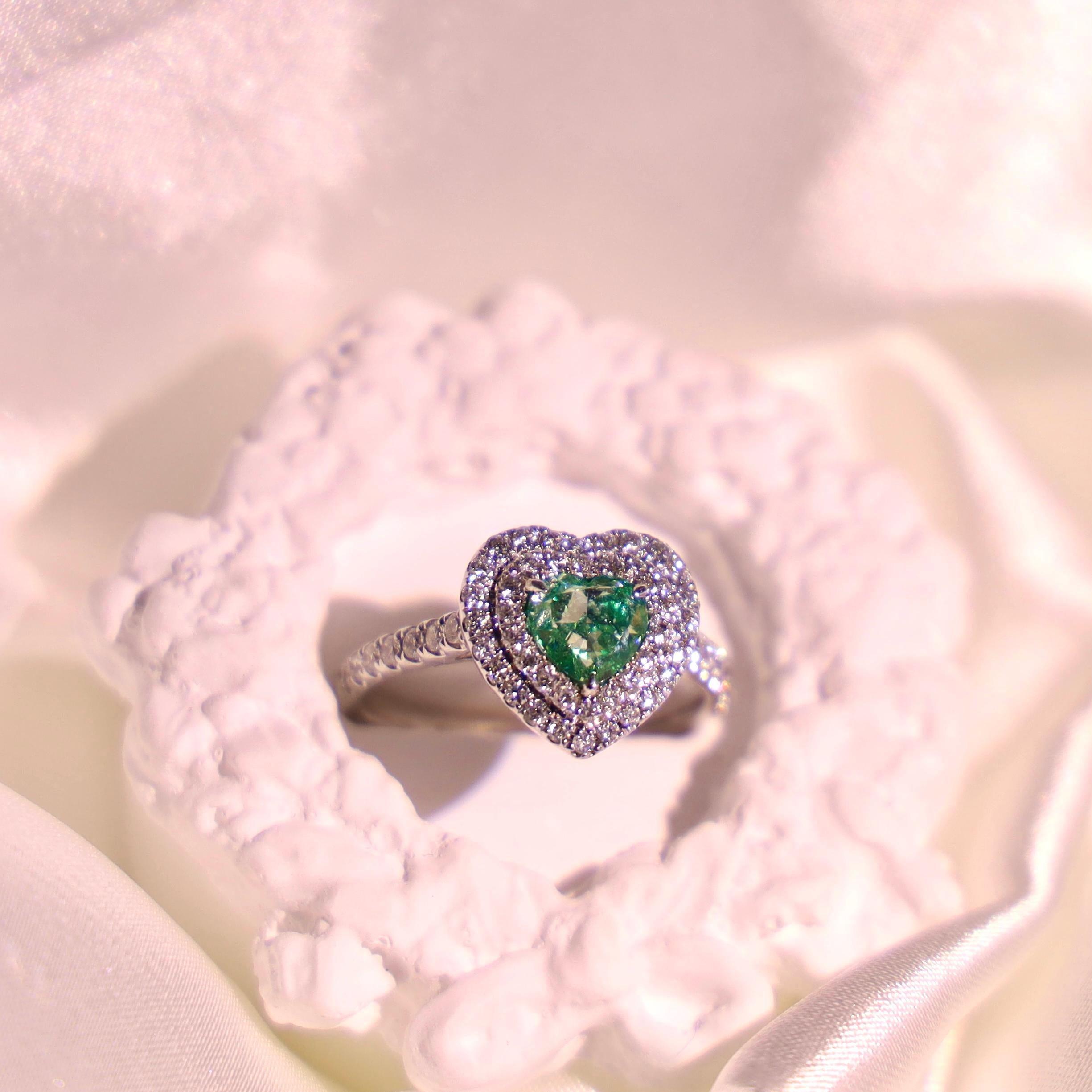 Modern AGL Certified VS Fancy Green Diamond Heart 18K Gold Ring For Sale
