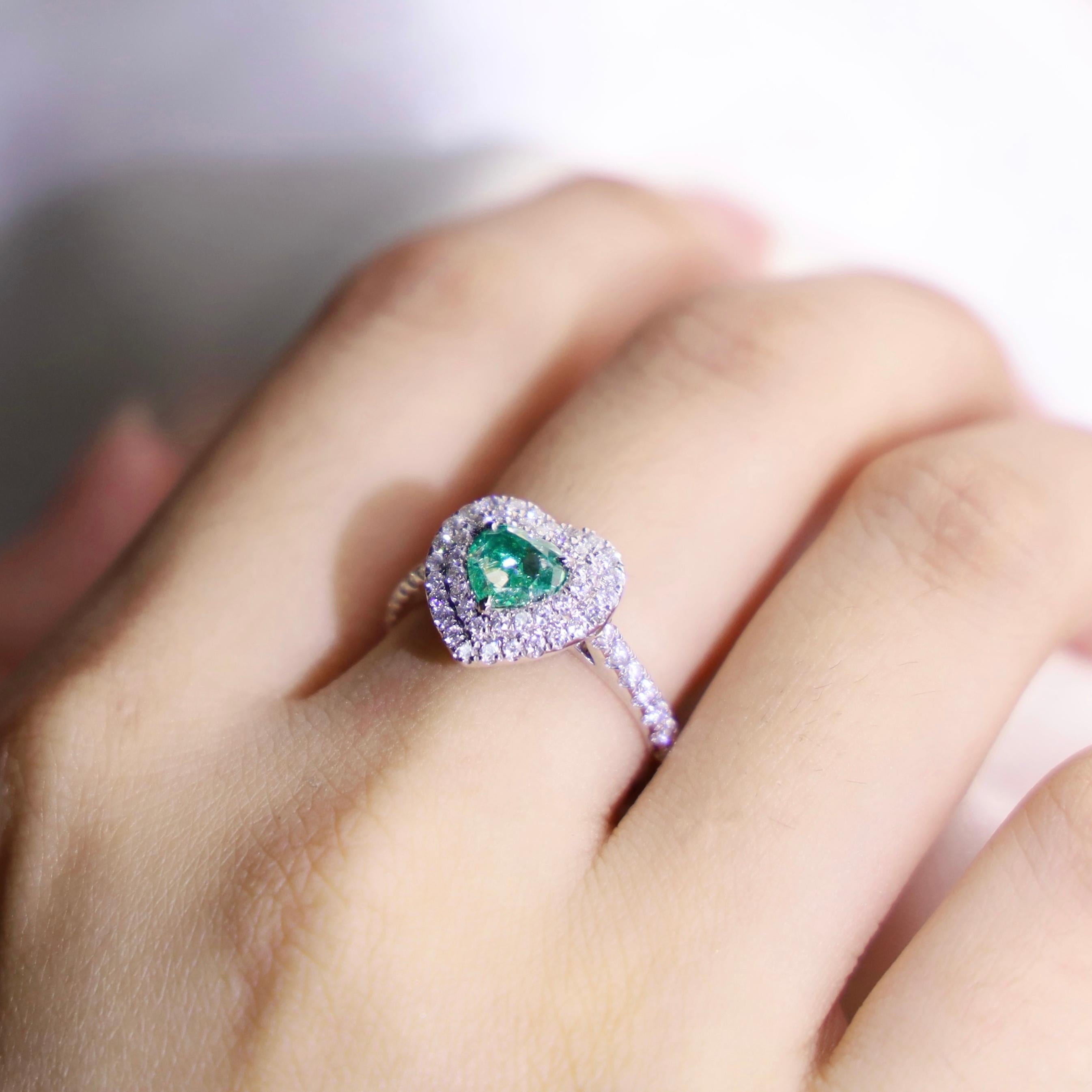 AGL Certified VS Fancy Green Diamond Heart 18K Gold Ring In New Condition For Sale In Kowloon, HK