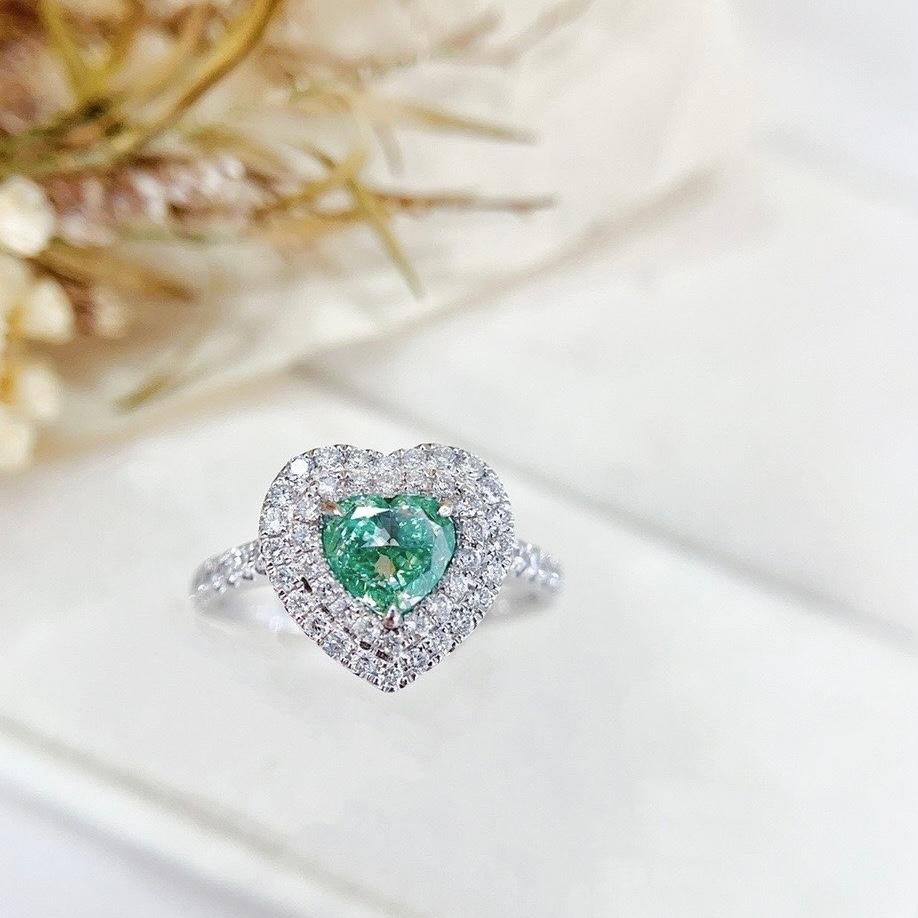 Women's or Men's AGL Certified VS Fancy Green Diamond Heart 18K Gold Ring For Sale