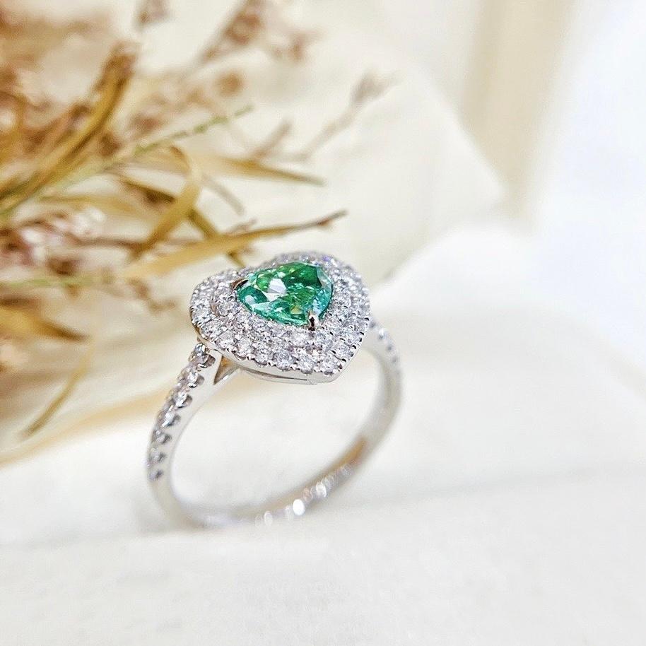 AGL Certified VS Fancy Green Diamond Heart 18K Gold Ring For Sale 1