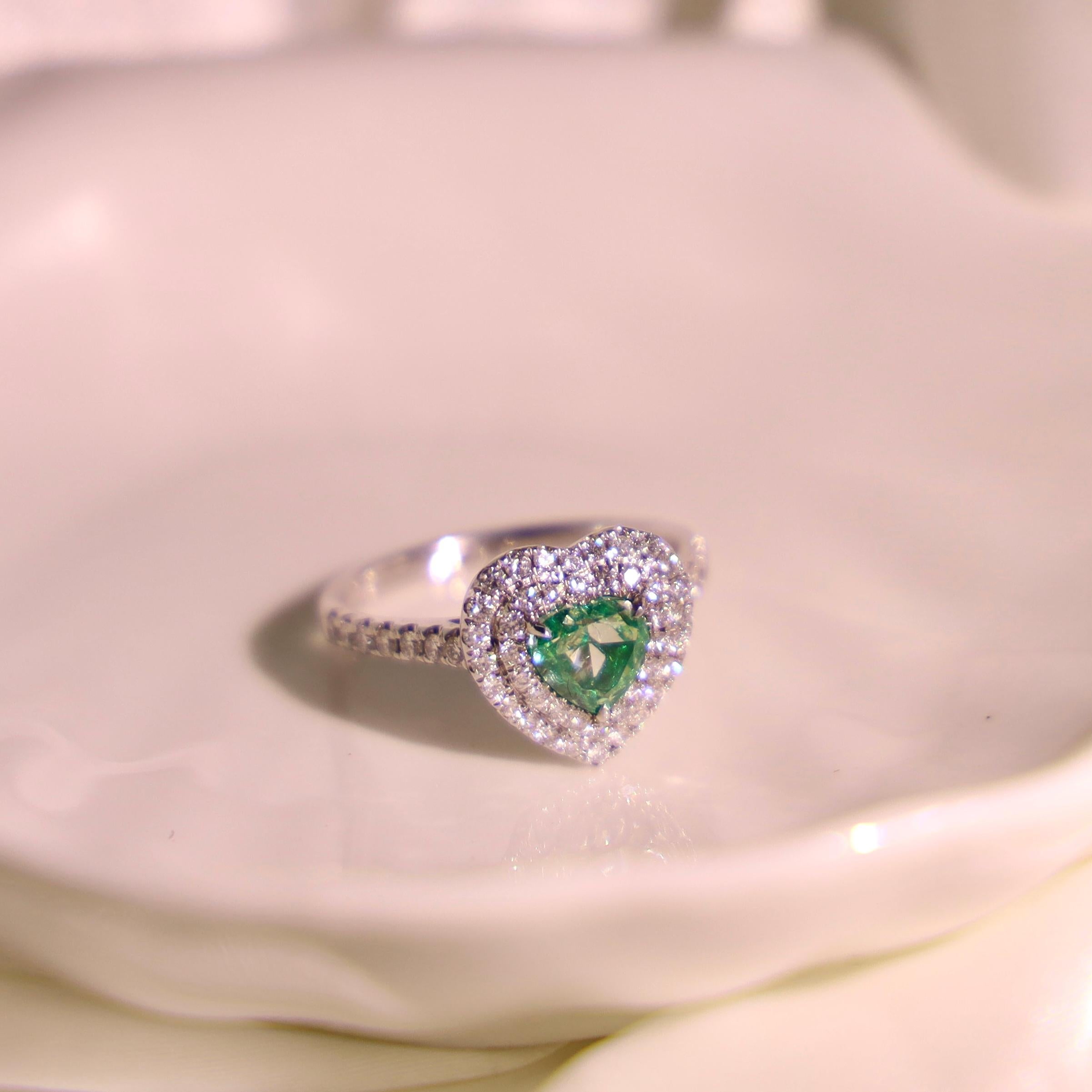 AGL Certified VS Fancy Green Diamond Heart 18K Gold Ring For Sale 2