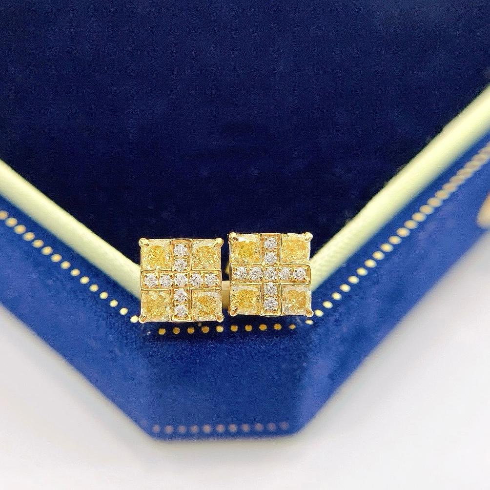 Boucles d'oreilles en or 18 carats avec diamants AGL Certified Yellow Diamond 'Cross' Stud

Diamants jaunes - 0,48 CT
Diamants - 0,06 CT
Or 18K - 1.55 GM