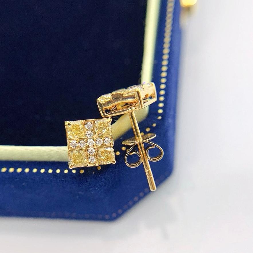 Moderne Boucles d'oreilles en or 18 carats avec diamants AGL Certified Yellow Diamond 'Cross' Stud en vente