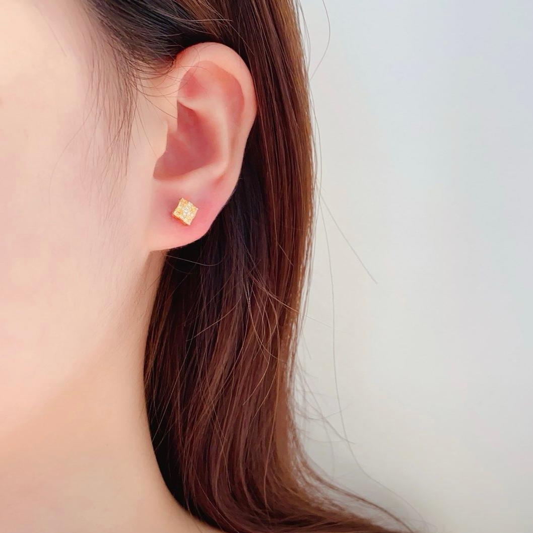 Taille coussin Boucles d'oreilles en or 18 carats avec diamants AGL Certified Yellow Diamond 'Cross' Stud en vente
