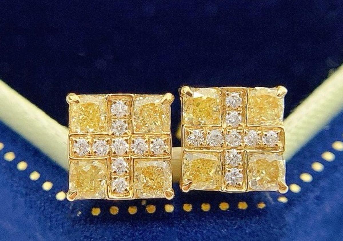 Boucles d'oreilles en or 18 carats avec diamants AGL Certified Yellow Diamond 'Cross' Stud Neuf - En vente à Kowloon, HK