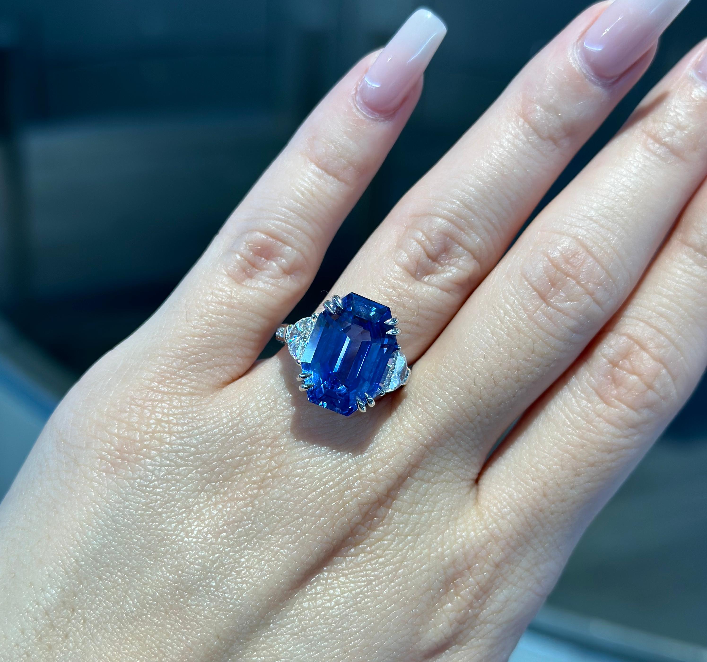 Heben Sie sich mit diesem atemberaubenden 14,58 Karat No Heat Ring mit natürlichem Saphir und Diamant in 18 Karat Weißgold ab.

Sri Lanka Ceylon ist bekannt für seine außergewöhnlichen lupenreinen Saphire mit königsblauer Farbe.

Dieser Ring