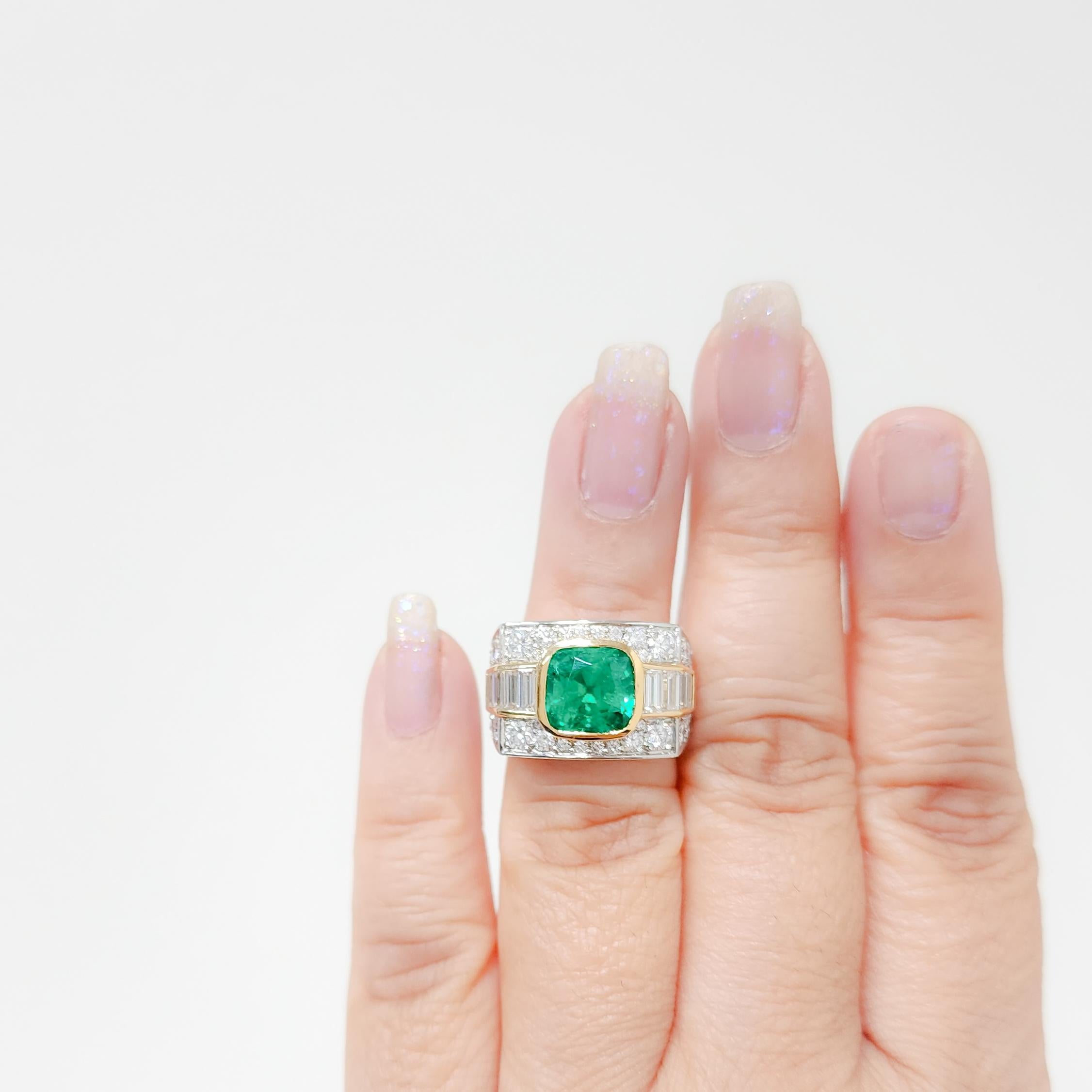 Cocktailring aus 18 Karat und Platin mit kolumbianischem Smaragd und Diamanten, AGL (Kissenschliff) im Angebot