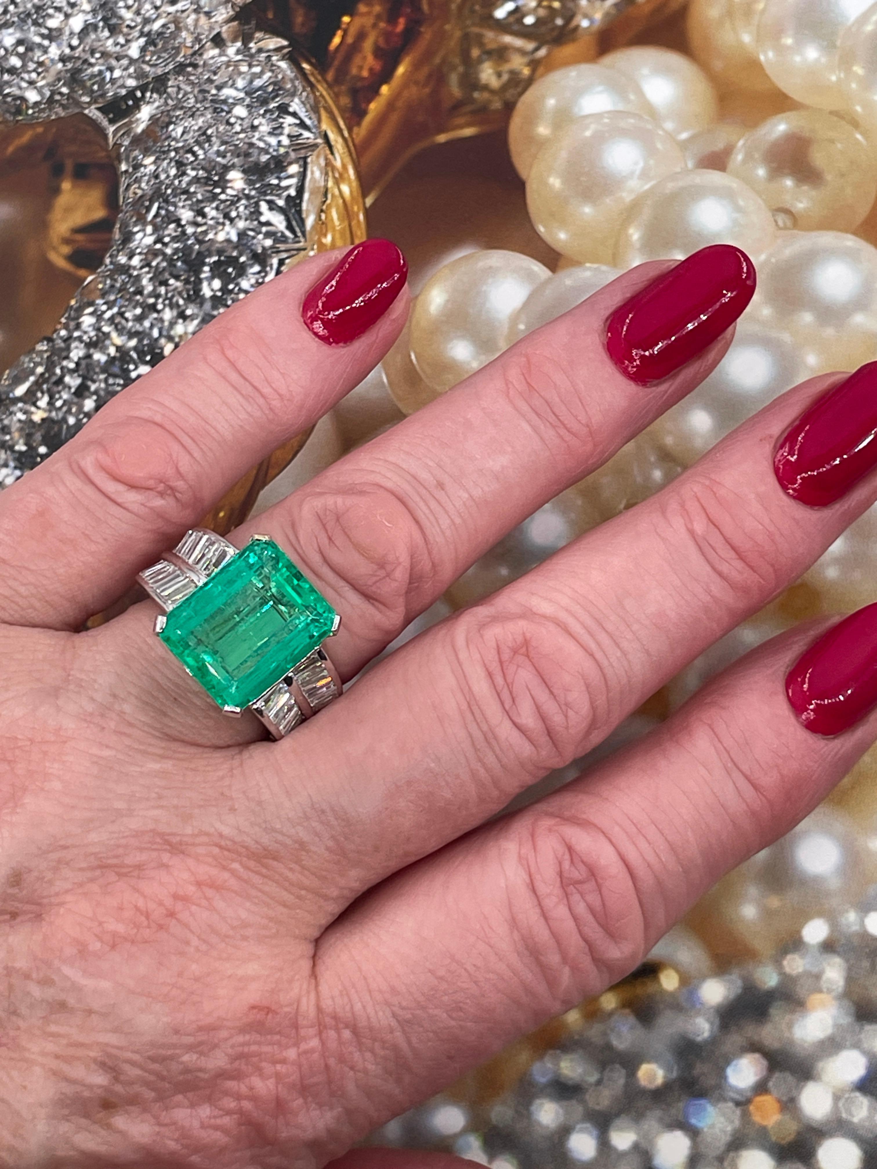 AGL Colombian Green 13.03ctw Emerald & Diamond 18K White Vintage Cocktail Ring For Sale 7
