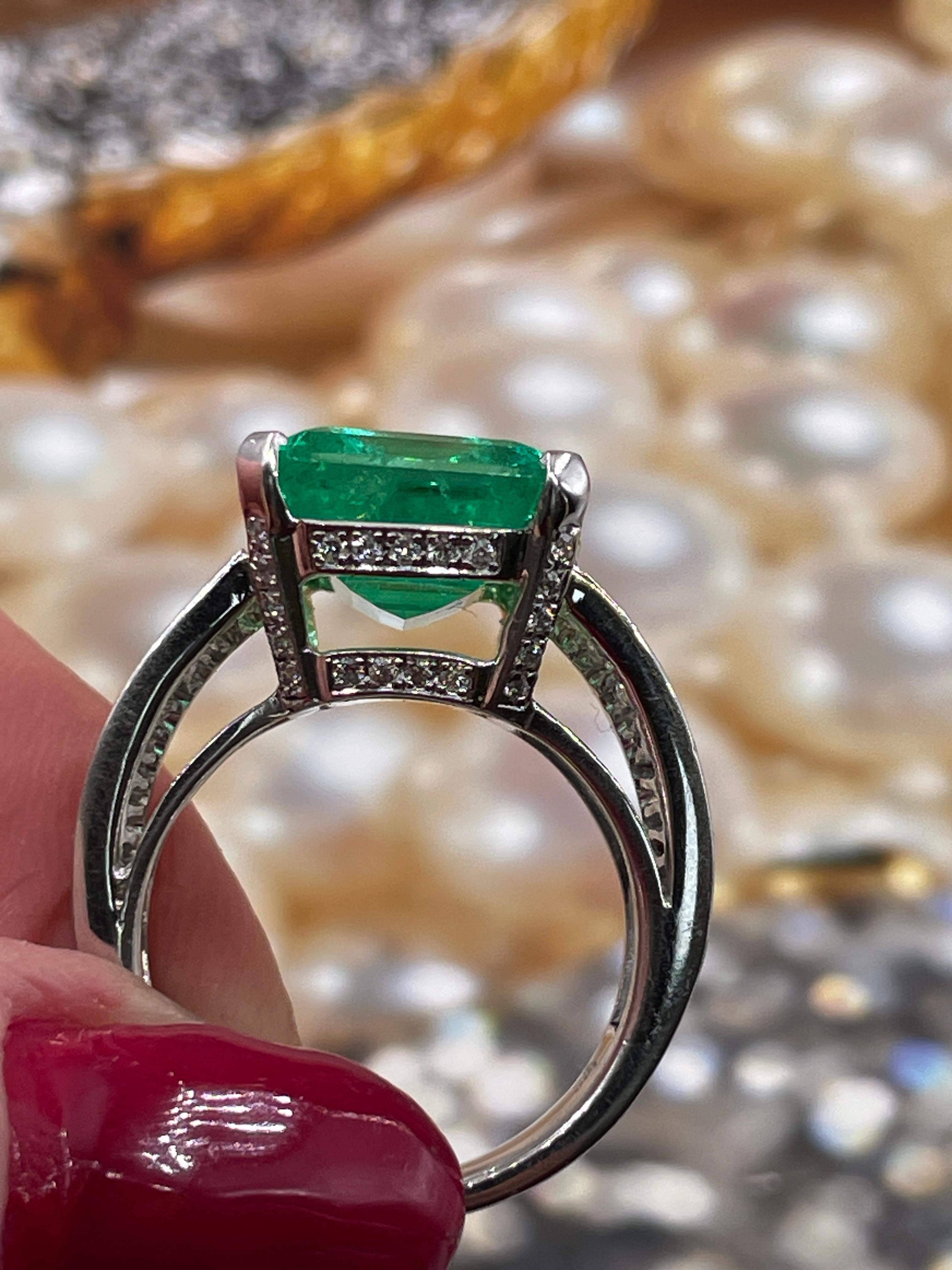 AGL Colombian Green 13.03ctw Emerald & Diamond 18K White Vintage Cocktail Ring For Sale 10