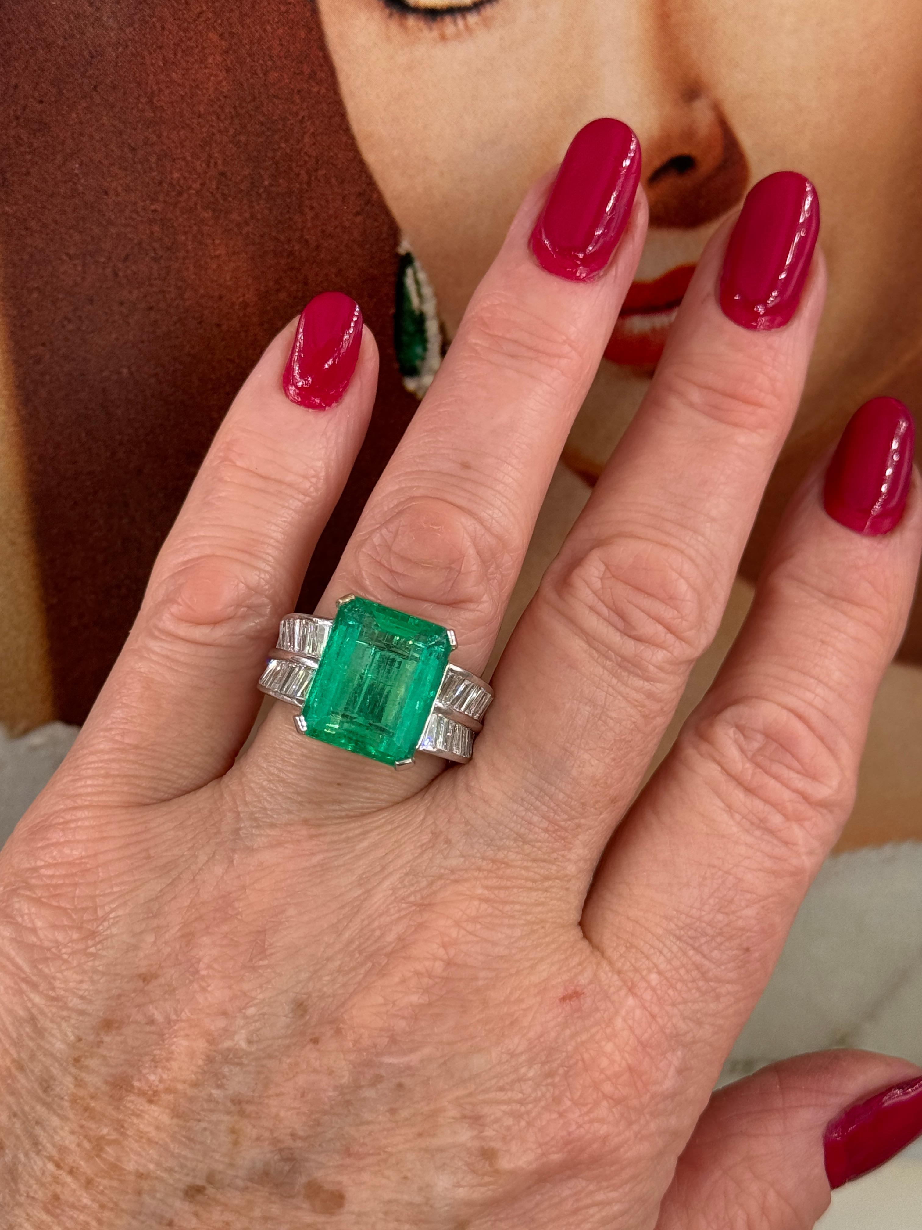 Modern AGL Colombian Green 13.03ctw Emerald & Diamond 18K White Vintage Cocktail Ring For Sale