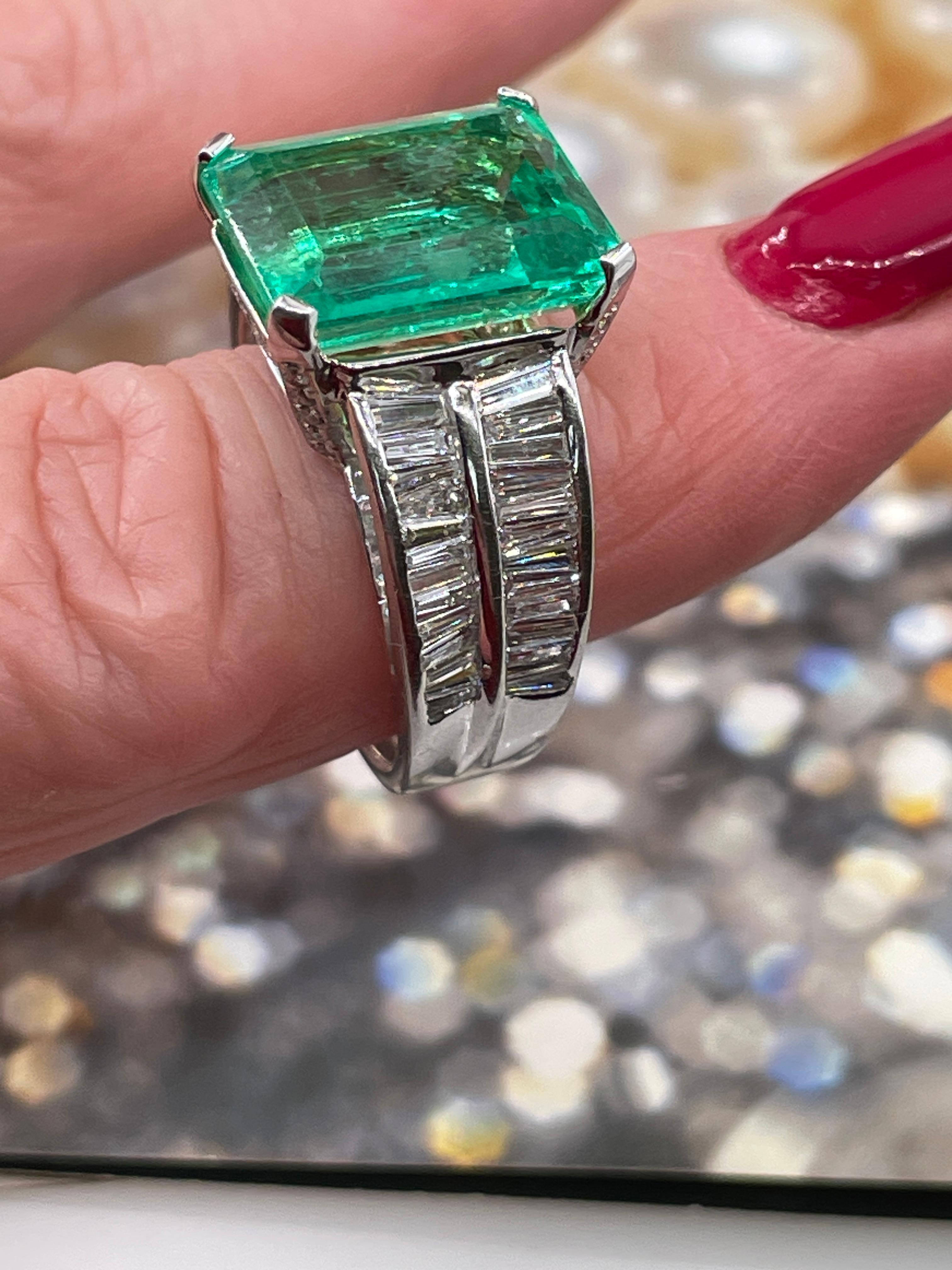 AGL Colombian Green 13.03ctw Emerald & Diamond 18K White Vintage Cocktail Ring For Sale 4