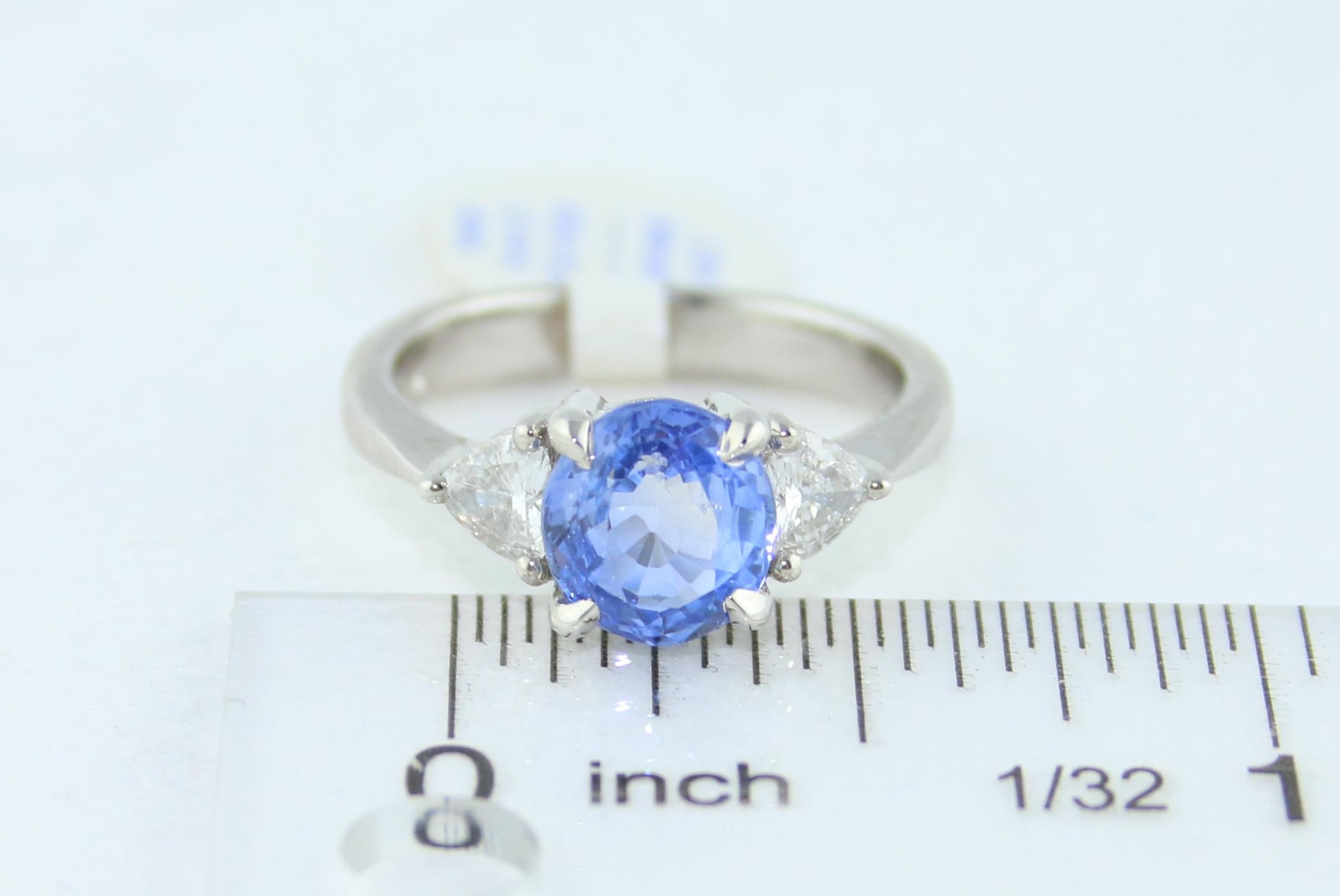 AGL & IGI Certified No Heat 2.44 Carat Oval Blue Sapphire Diamond Gold Ring For Sale 2