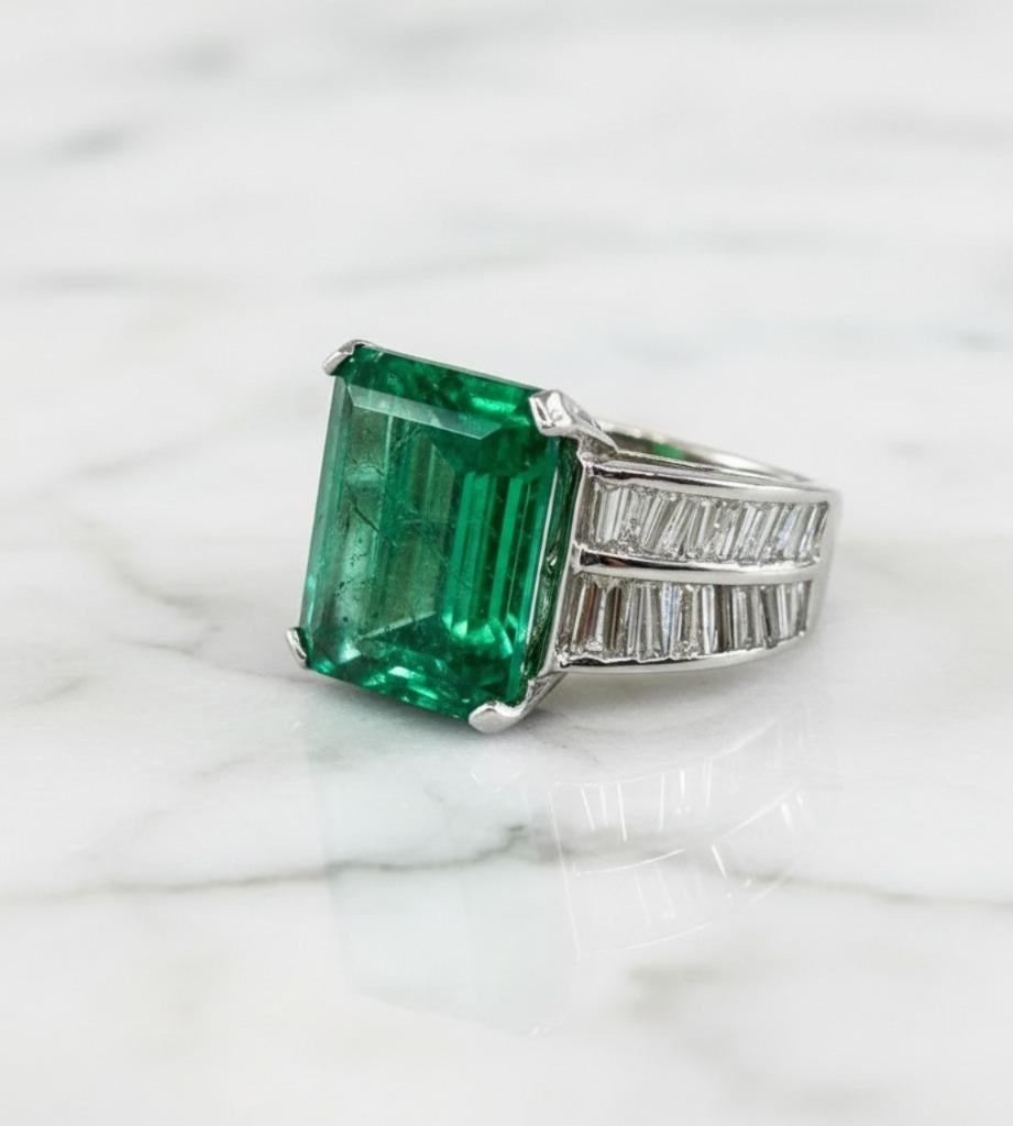 Splendido e importante anello con smeraldo colombiano e diamanti in oro bianco 18 carati

Questo anello eccezionale mette in mostra uno smeraldo naturale colombiano da 10 carati davvero raro e significativo, certificato da AGL. La pietra centrale è