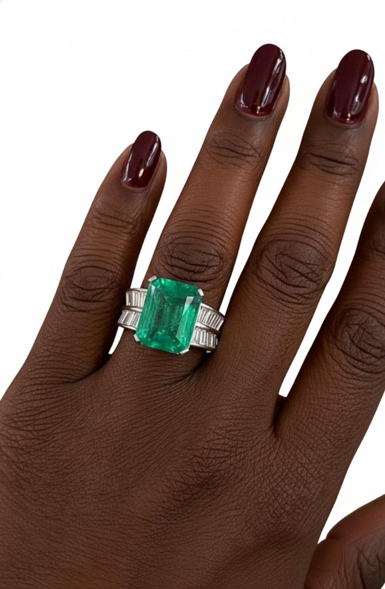 Contemporaneo AGL Importante anello con smeraldo colombiano e diamanti in oro bianco 18 carati Minor Oil in vendita