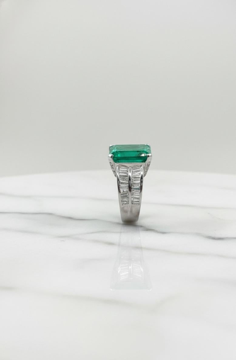Taglio smeraldo AGL Importante anello con smeraldo colombiano e diamanti in oro bianco 18 carati Minor Oil in vendita
