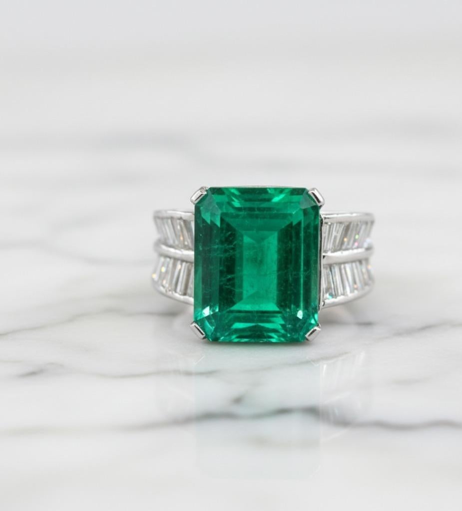 AGL Importante anello con smeraldo colombiano e diamanti in oro bianco 18 carati Minor Oil In condizioni ottime in vendita a Chicago, IL