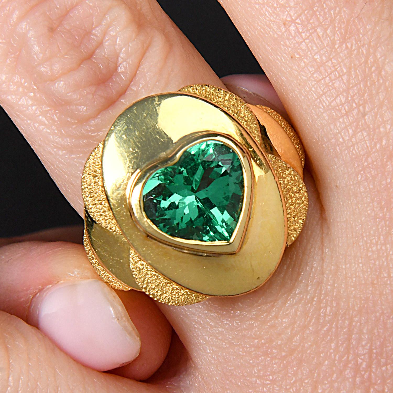 AGL Minor-Oil Heart Colombian 3.00carat Emerald 18K Gold Ring For Sale 5