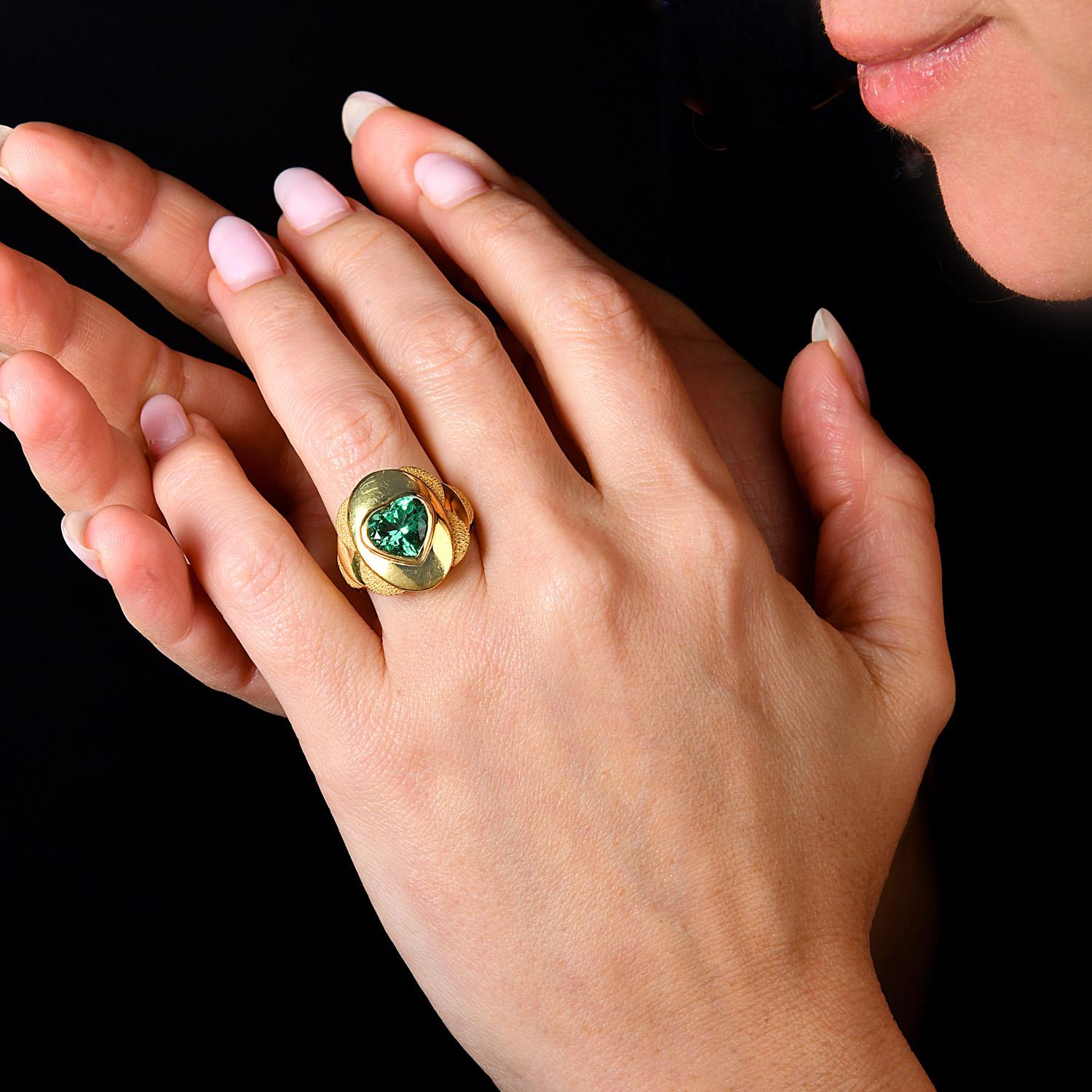 AGL Minor-Oil Heart Colombian 3.00carat Emerald 18K Gold Ring For Sale 2