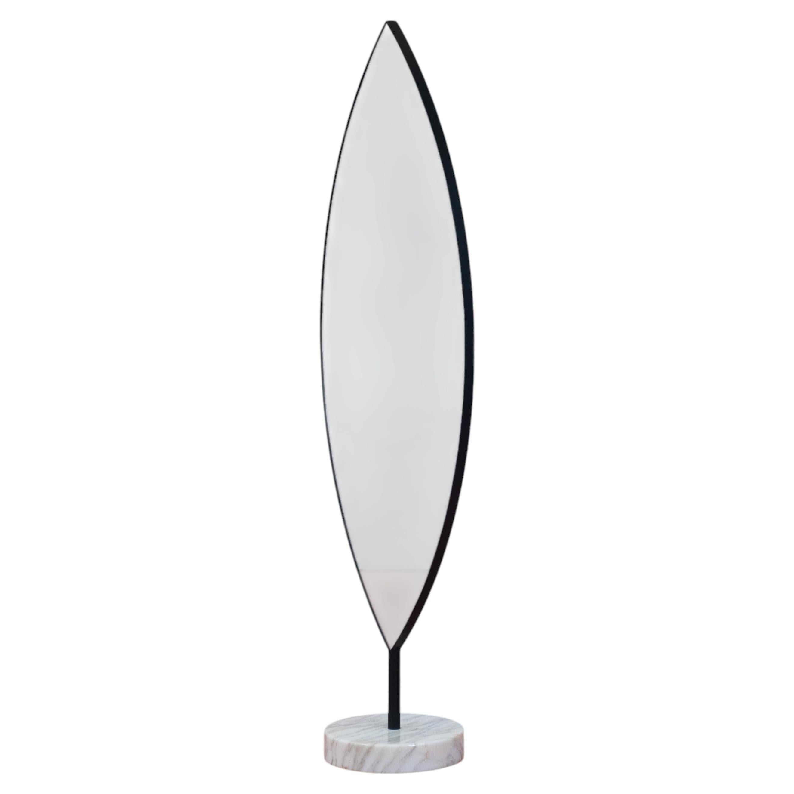 Specchio da terra scultoreo Aglaia, design contemporaneo, Made in Italy