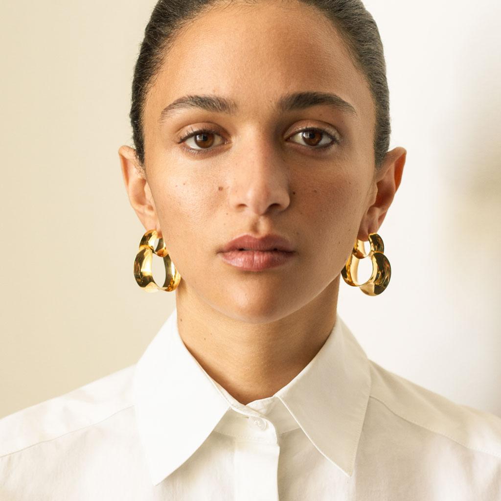 AGMES 18k Gold Vermeil Double Hoop Layered Curve Earrings.
Gold Vermeil post.
Handmade in New York City.
Also available in Sterling Silver.
Inspired by urban landscapes, architecture and modern art, the collection creates a feminine geometry