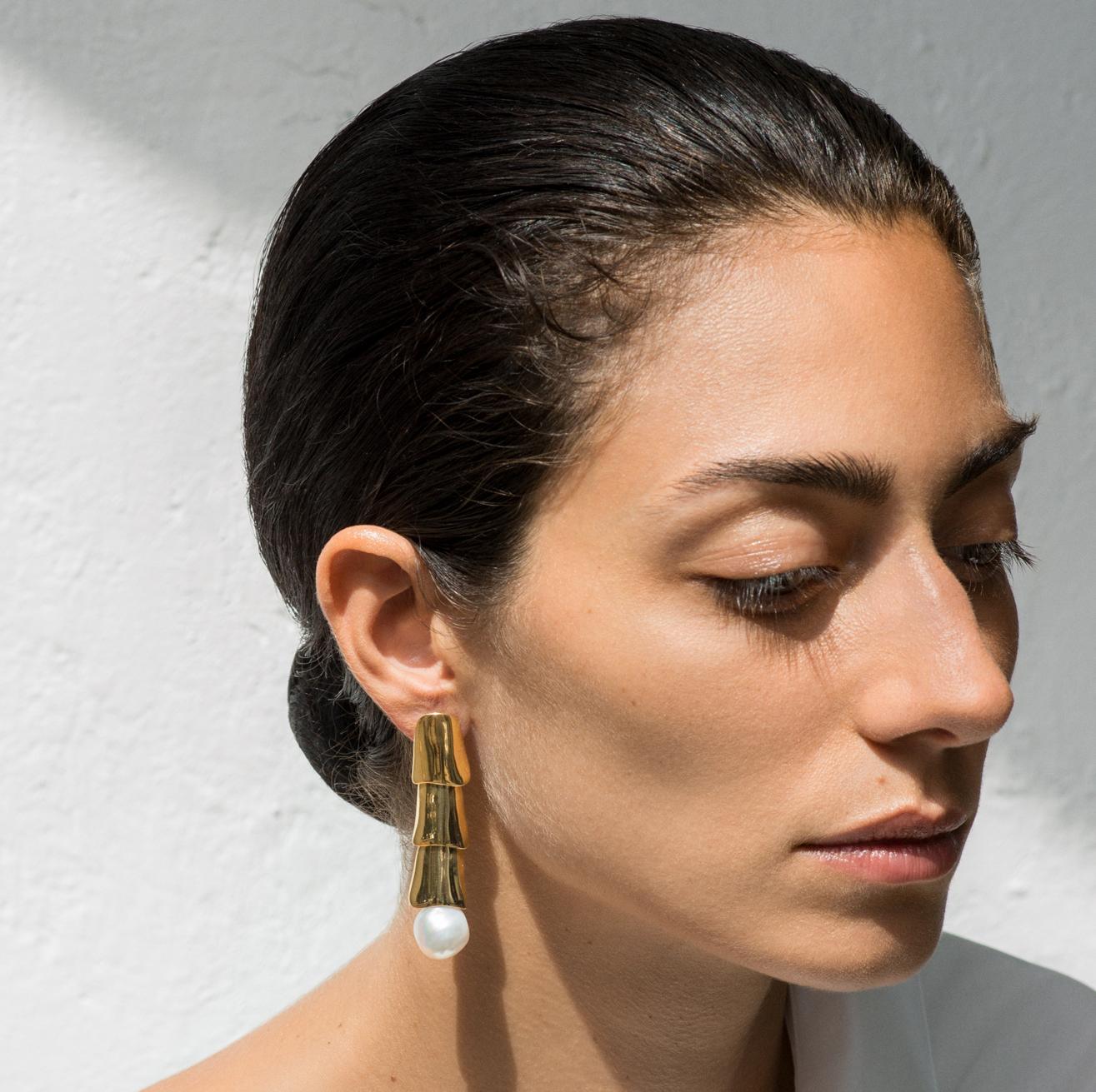 AGMES Gold Vermeil Layered Drop Earrings with Freshwater Pearls (Zeitgenössisch) im Angebot