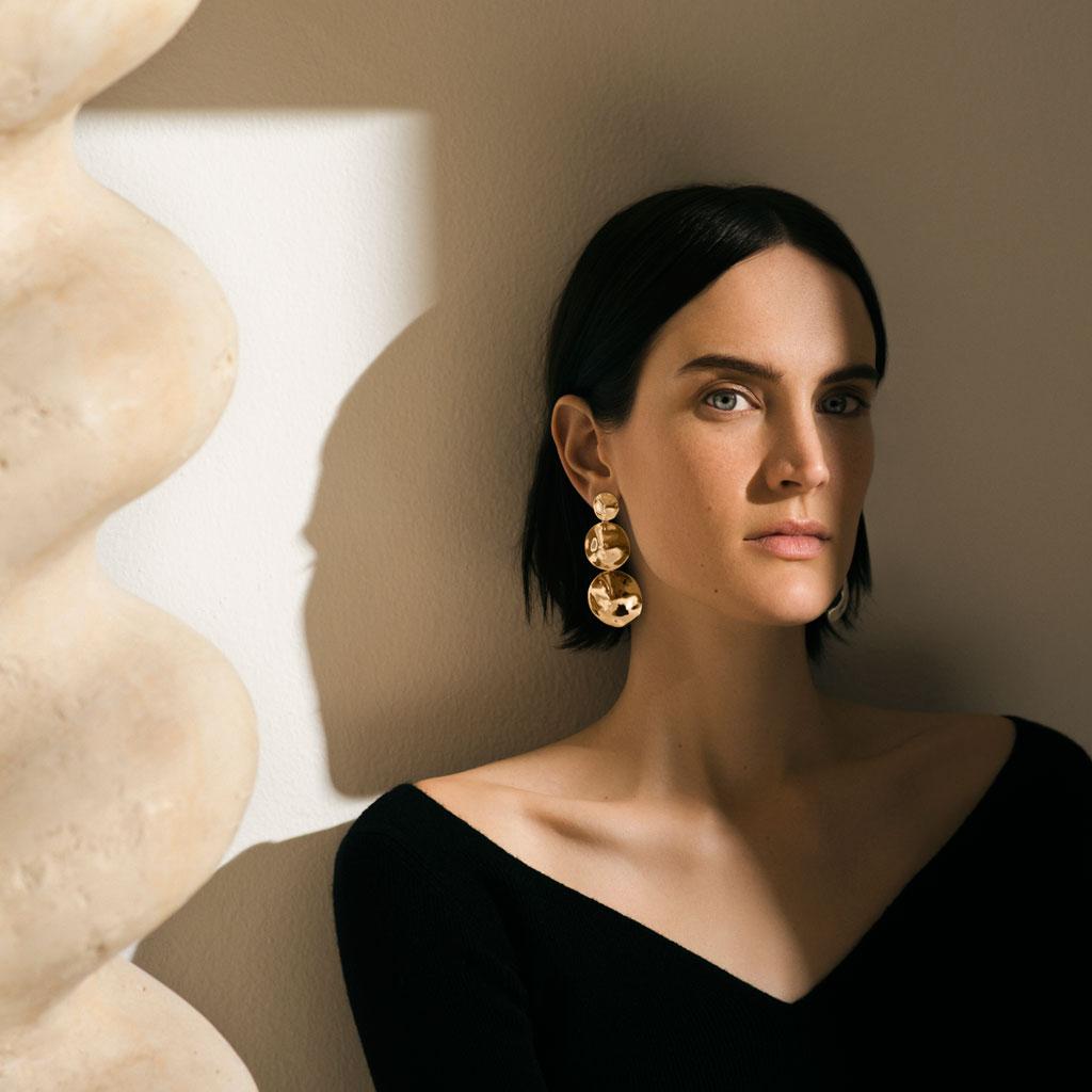 AGMES 18kt Gold Vermeil Long Layered Round Drop Earrings.
Gold Vermeil post.
Also available in Sterling Silver and shorter version.  Please reach out for further information.
Handmade in New York City.
Inspired by urban landscapes, architecture and