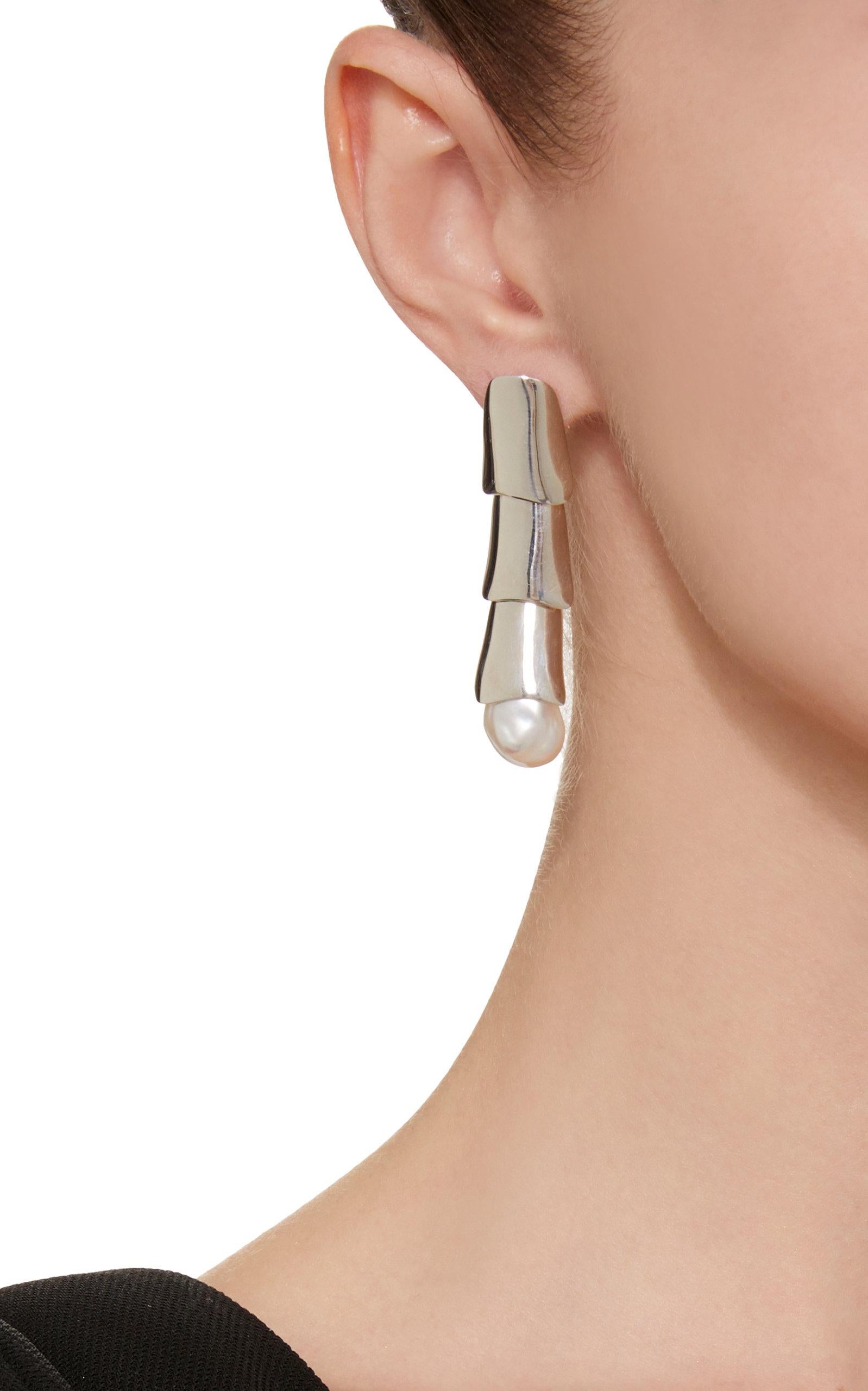 AGMES Sterling Silver Layered Drop Dangle Earrings with Freshwater Pearls.
Sterling Silver post.
Also available in Gold Vermeil.
Handmade in New York City.
Inspired by urban landscapes, architecture and modern art, the collection creates a feminine