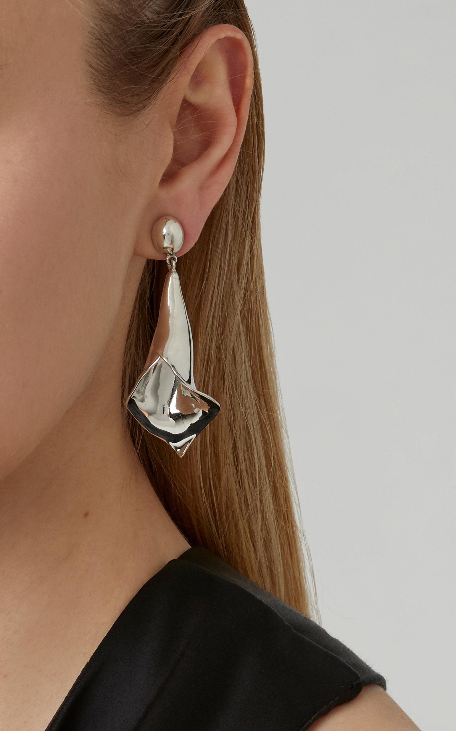 AGMES Sterling Silver Statement Calla Lily Dangle Drop Earrings.
Sterling Silver post.
Handmade in New York City.
Inspired by urban landscapes, architecture and modern art, the collection creates a feminine geometry expressed through clean lines and